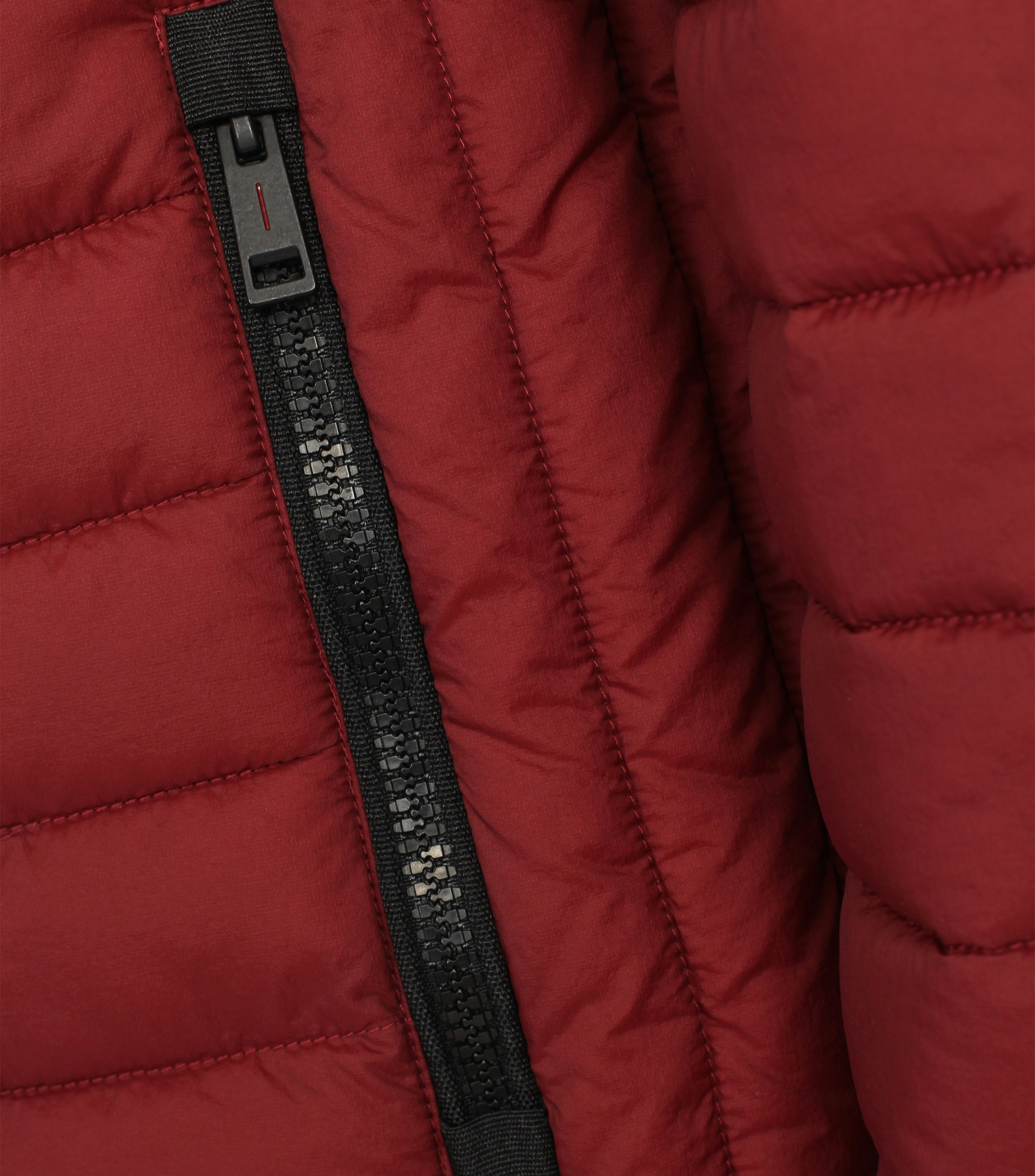 Ein Jacke im uni Muster in der Farbe Mittelrot