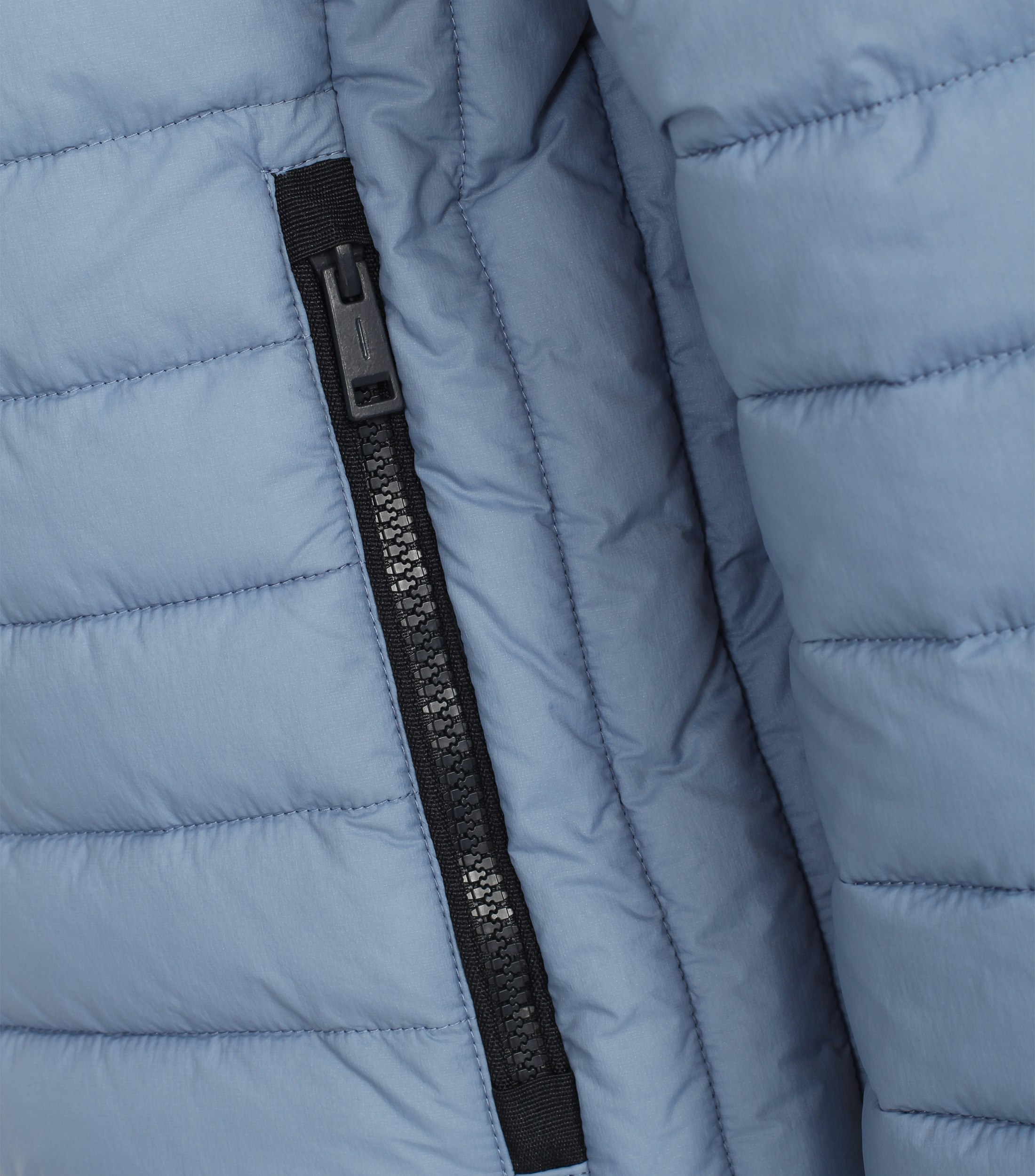 Ein Jacke im uni Muster in der Farbe Hellblau