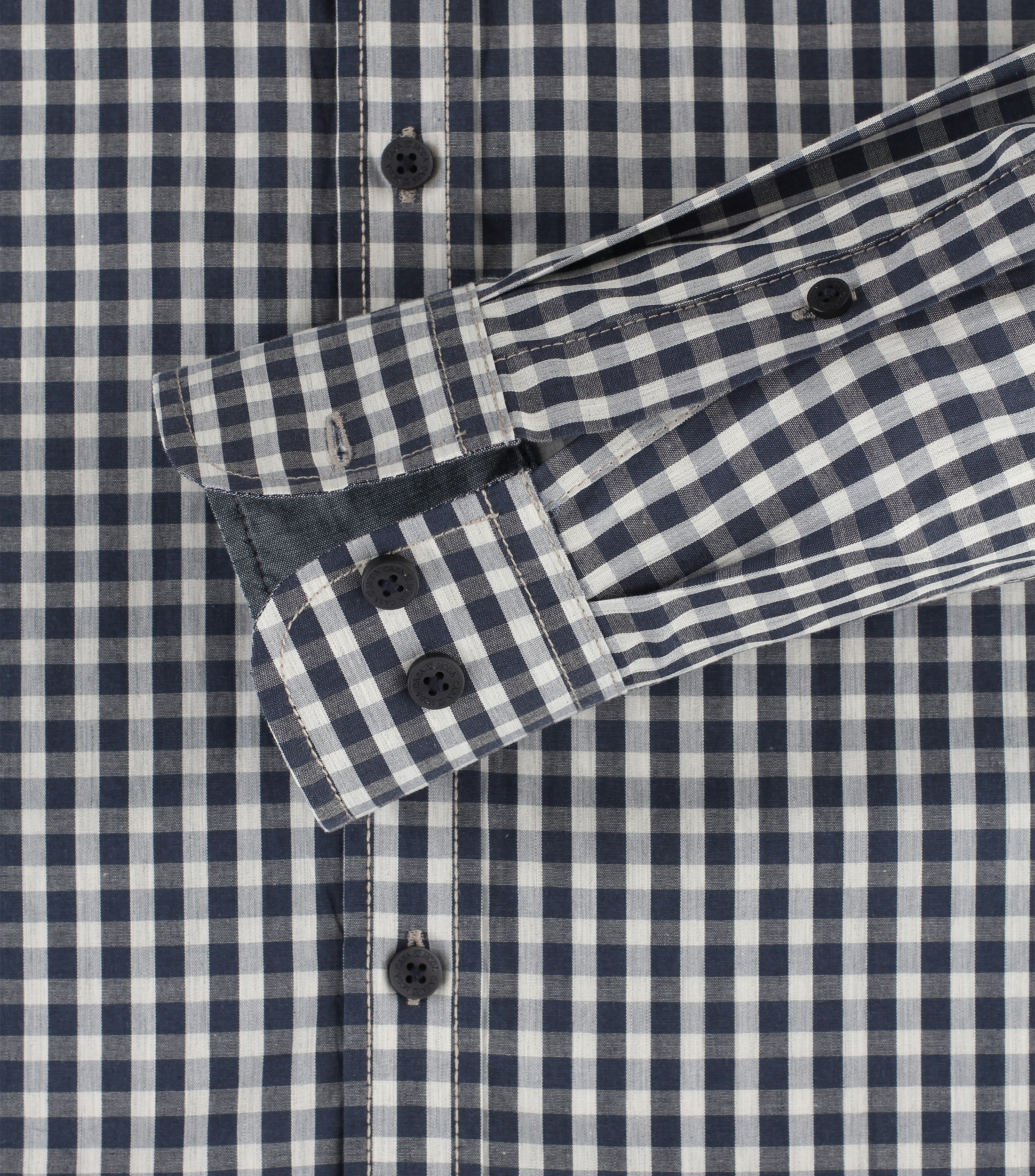 Ein Freizeithemd im kariert Muster in der Farbe graues Dunkelblau