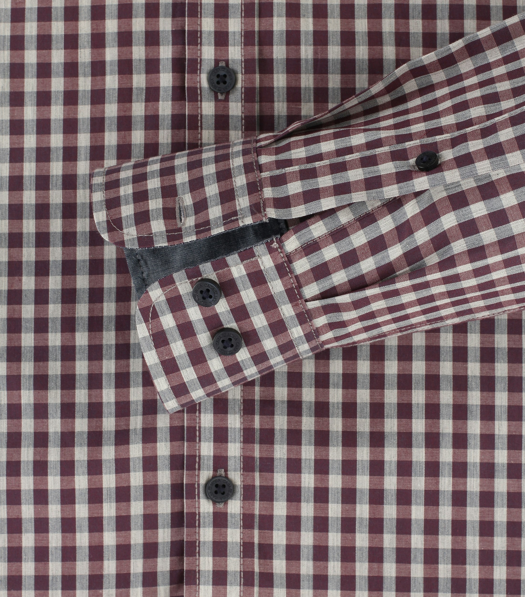 Ein Freizeithemd im kariert Muster in der Farbe Dunkelrot