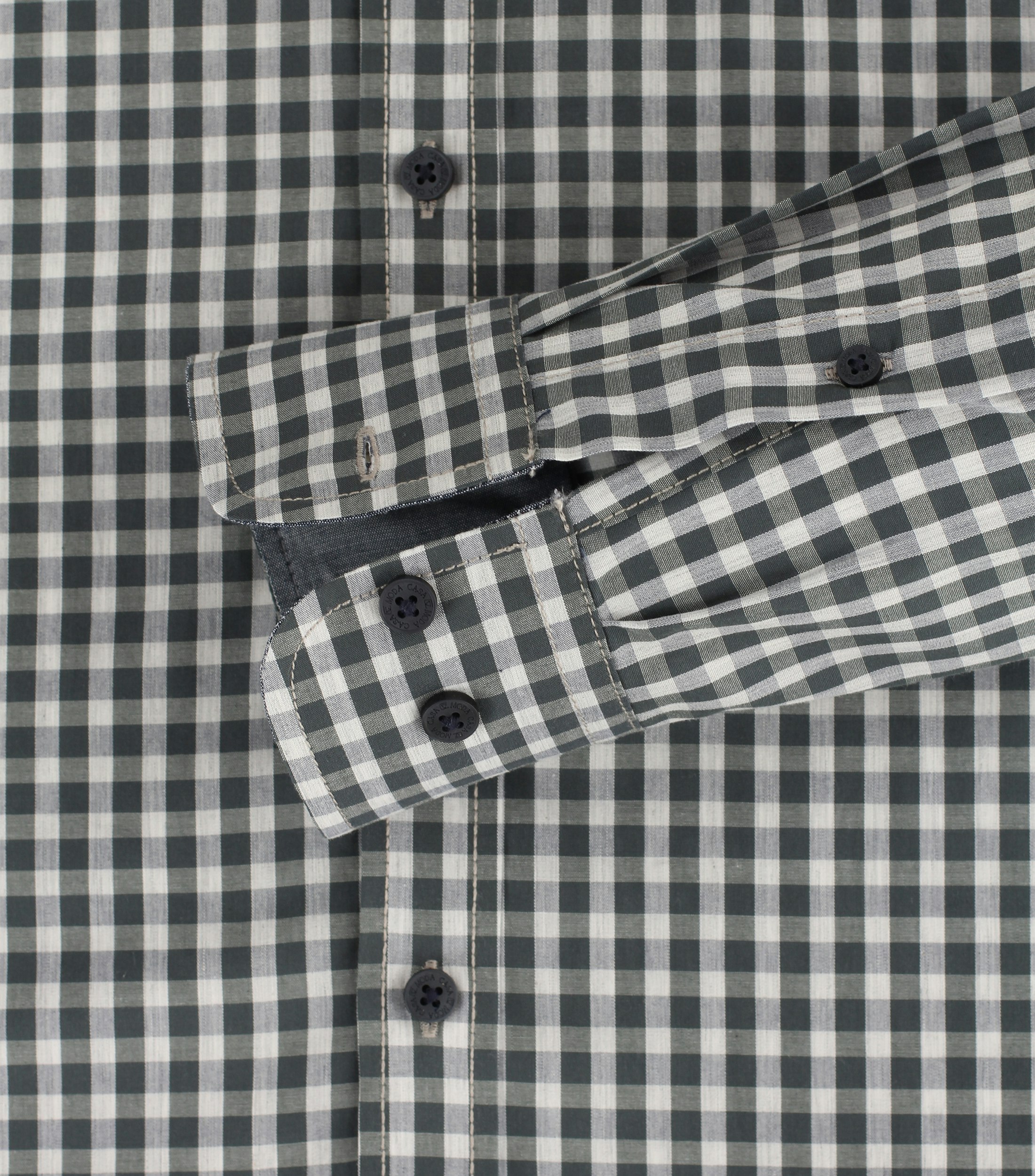 Ein Freizeithemd im kariert Muster in der Farbe Dunkelgrün