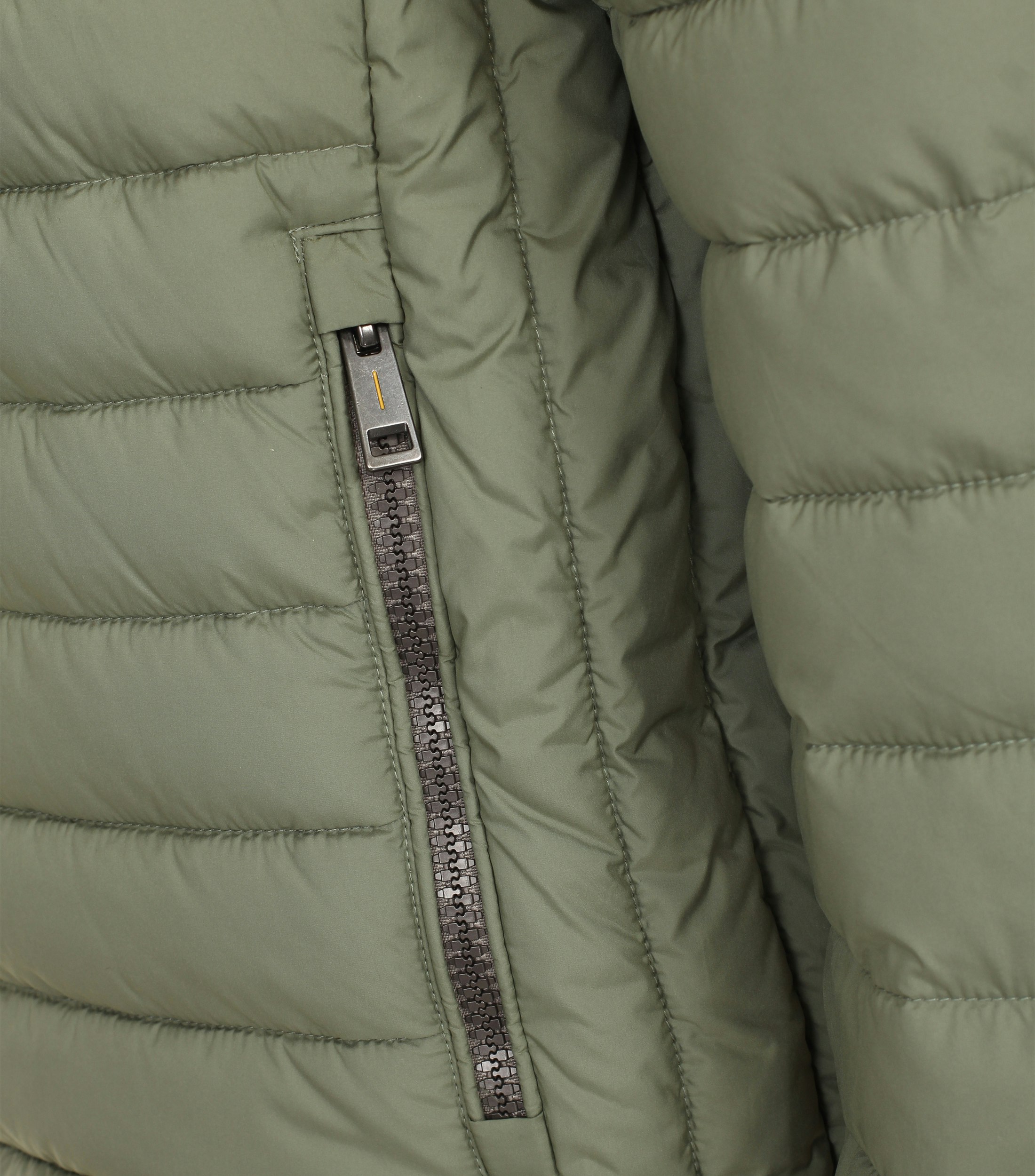 Ein Jacke im uni Muster in der Farbe Olive