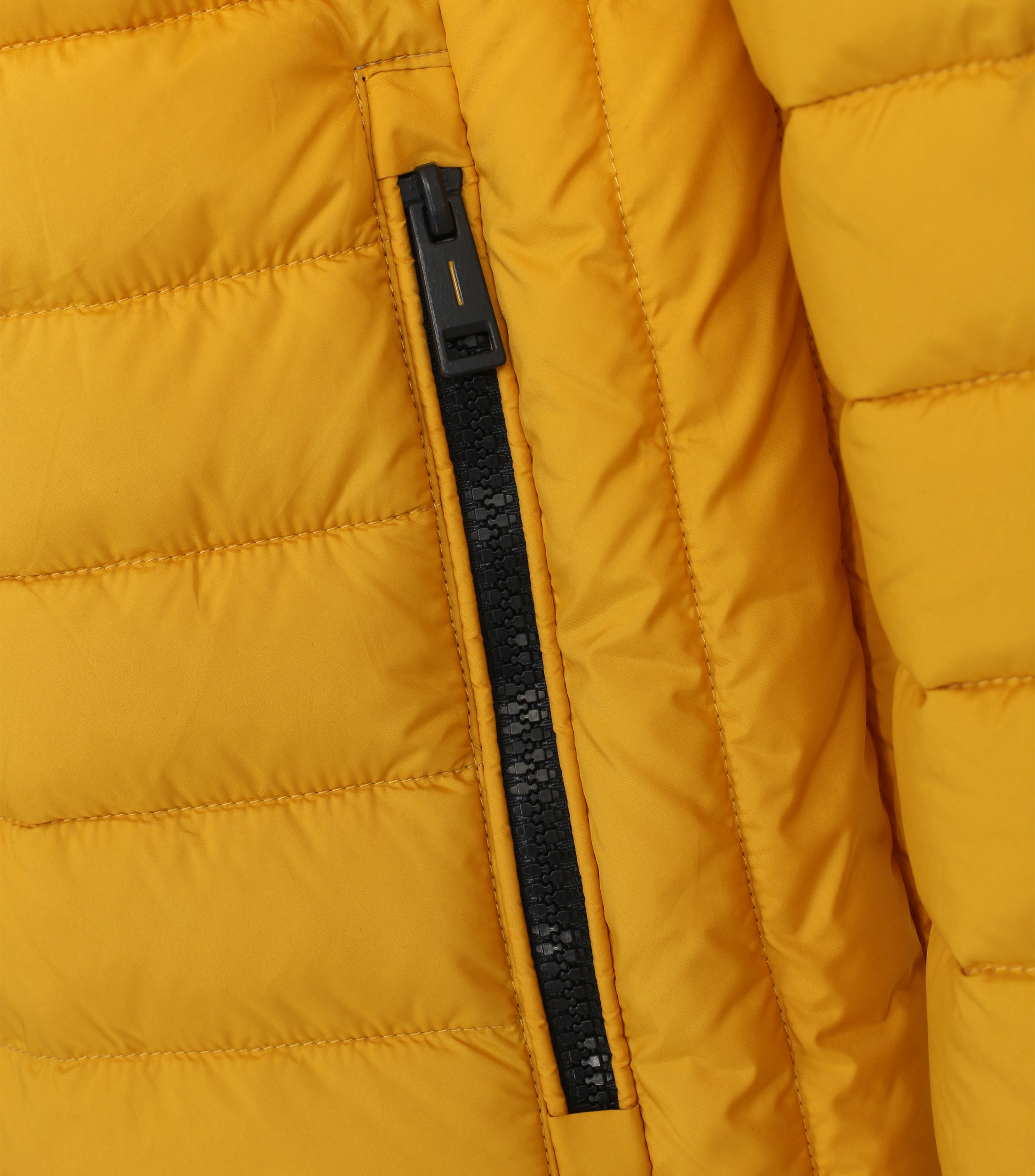 Ein Jacke im uni Muster in der Farbe Gelb