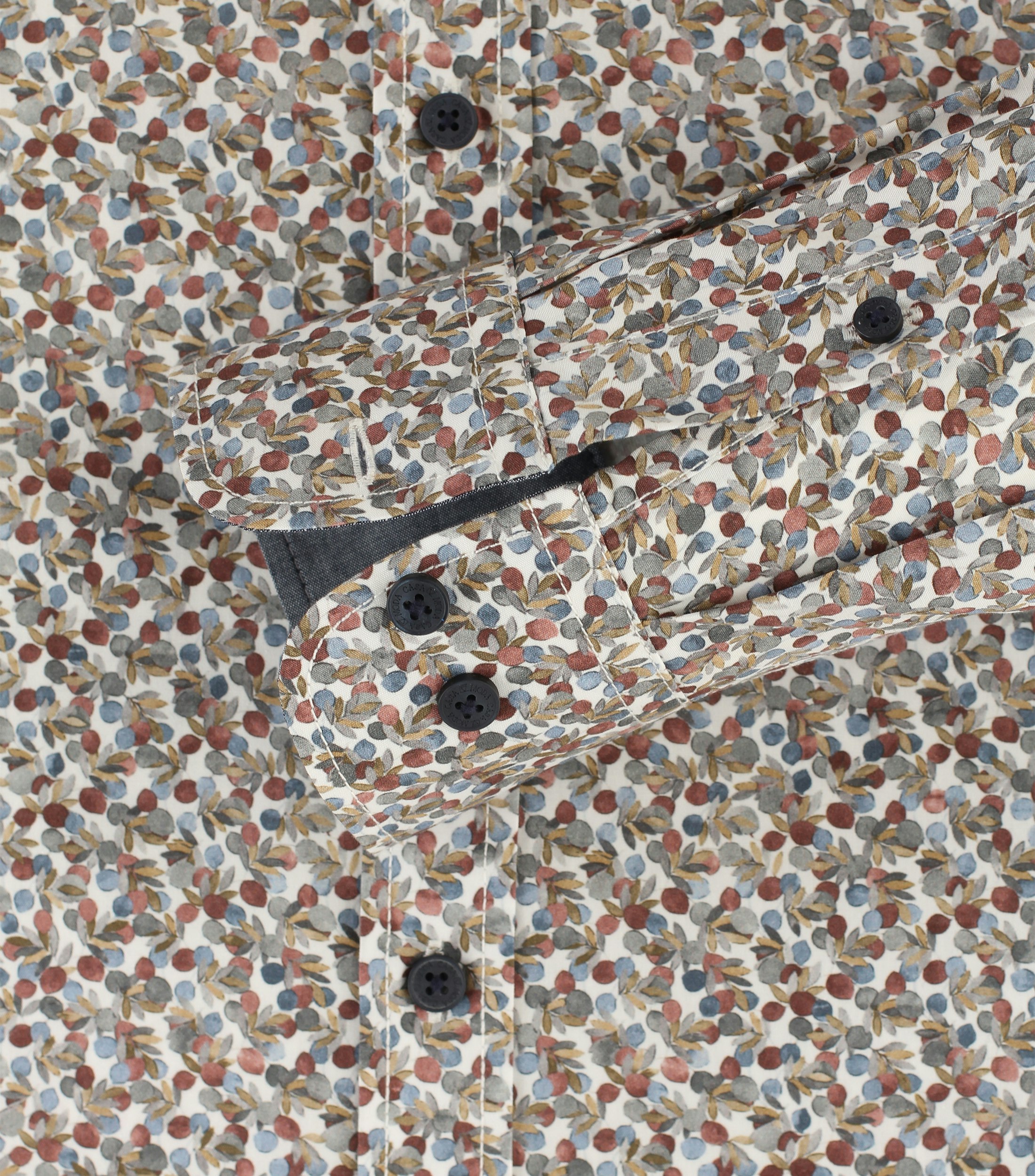 Ein Freizeithemd im Print Muster in der Farbe Mittelrot