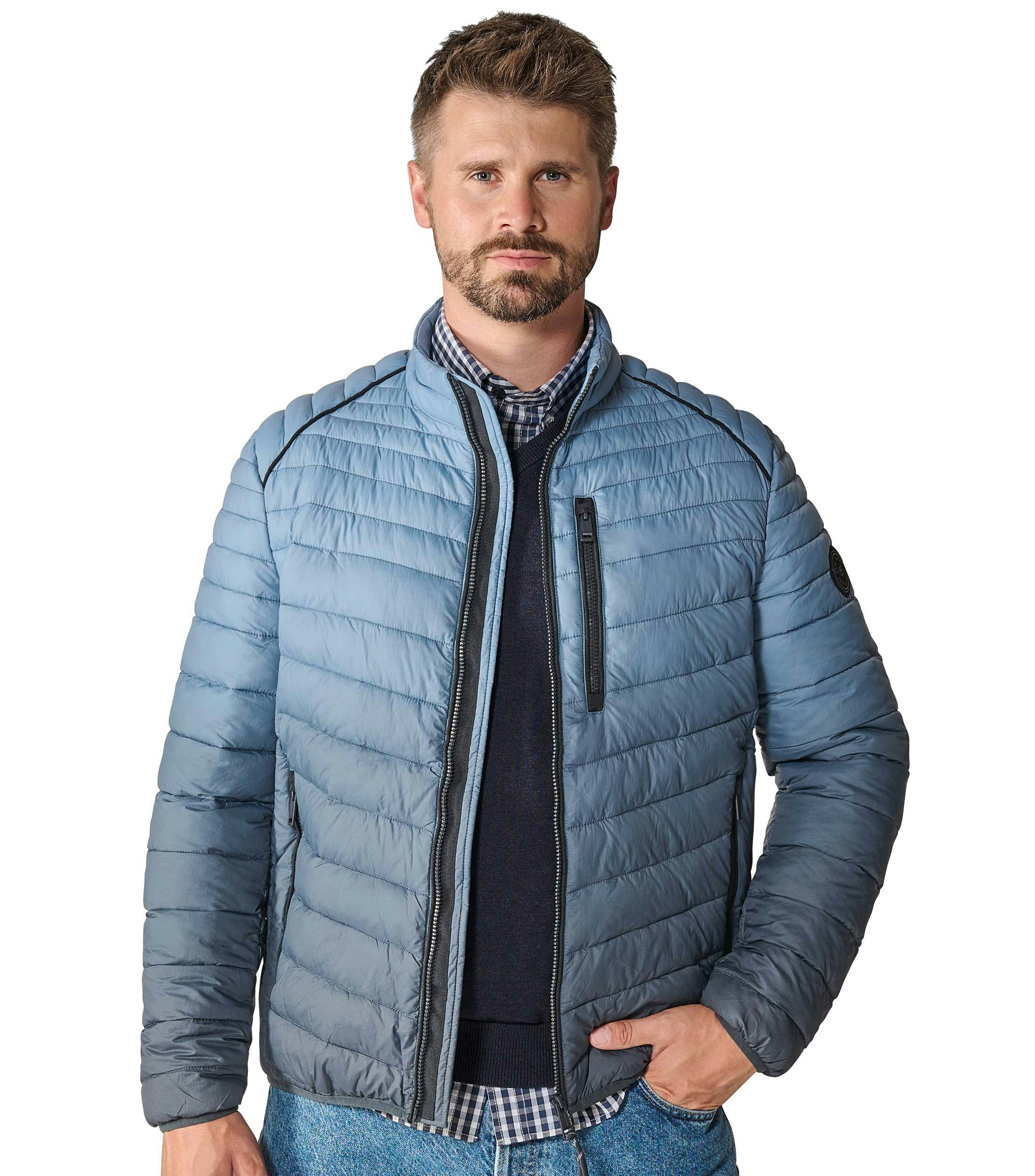 Ein Jacke im uni Muster in der Farbe Himmelblau