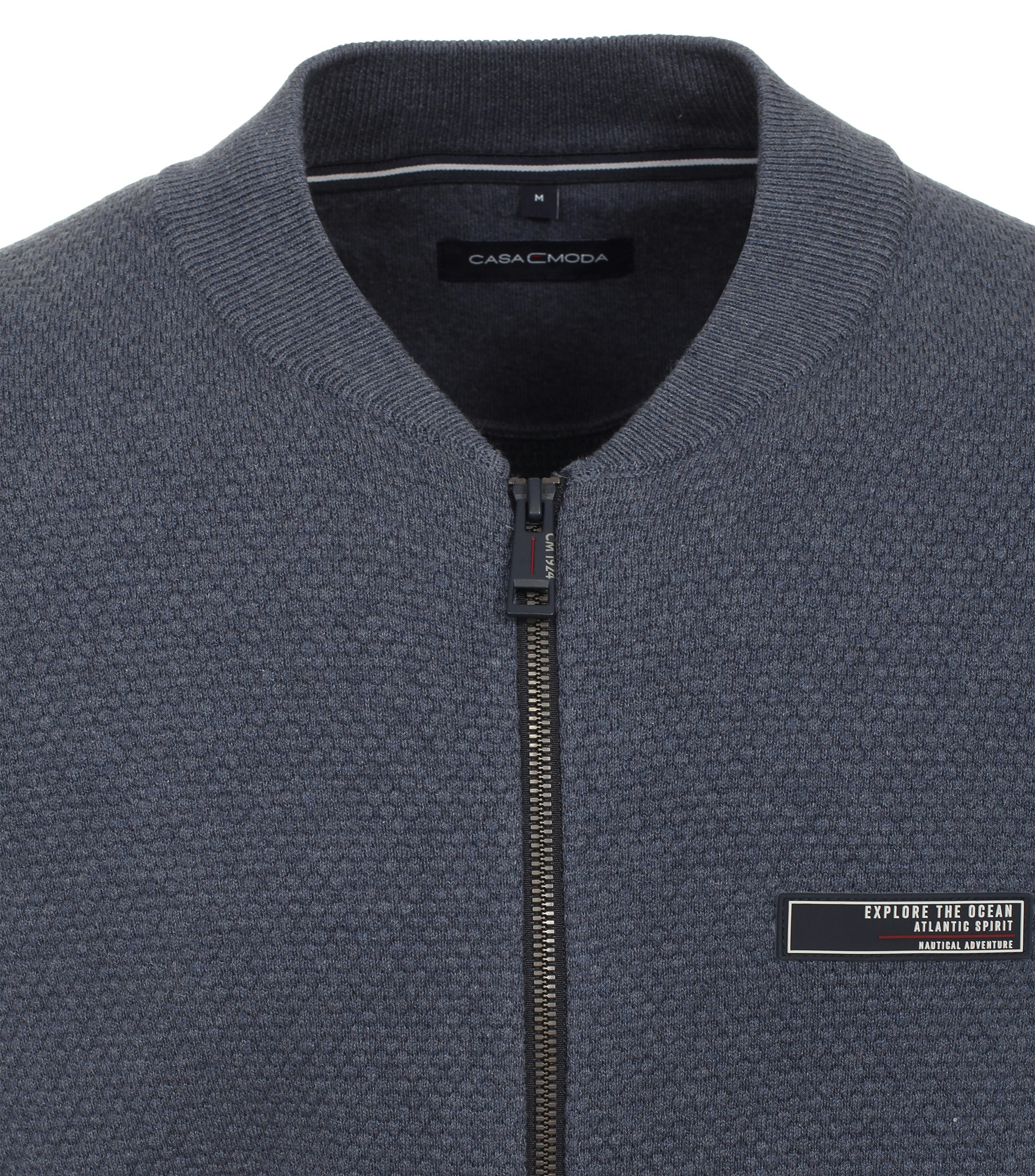 Ein Strickjacke im uni Muster in der Farbe Mittelblau