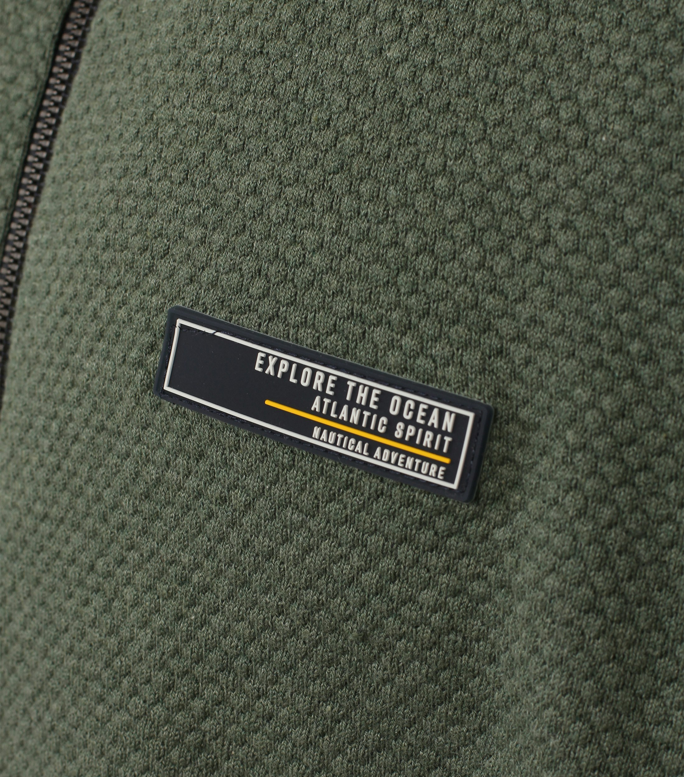 Ein Strickjacke im uni Muster in der Farbe Grün