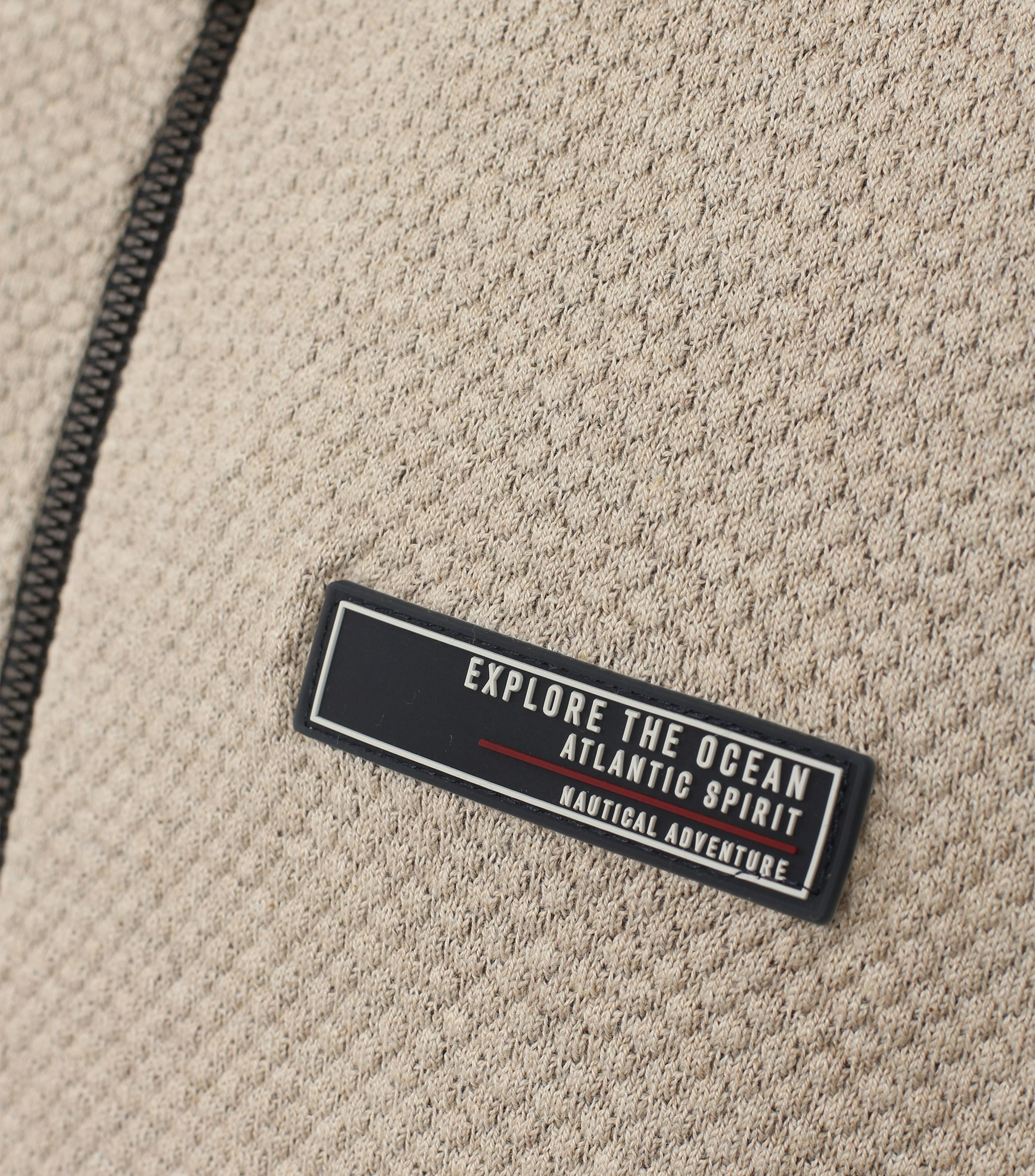 Ein Strickjacke im uni Muster in der Farbe Beige