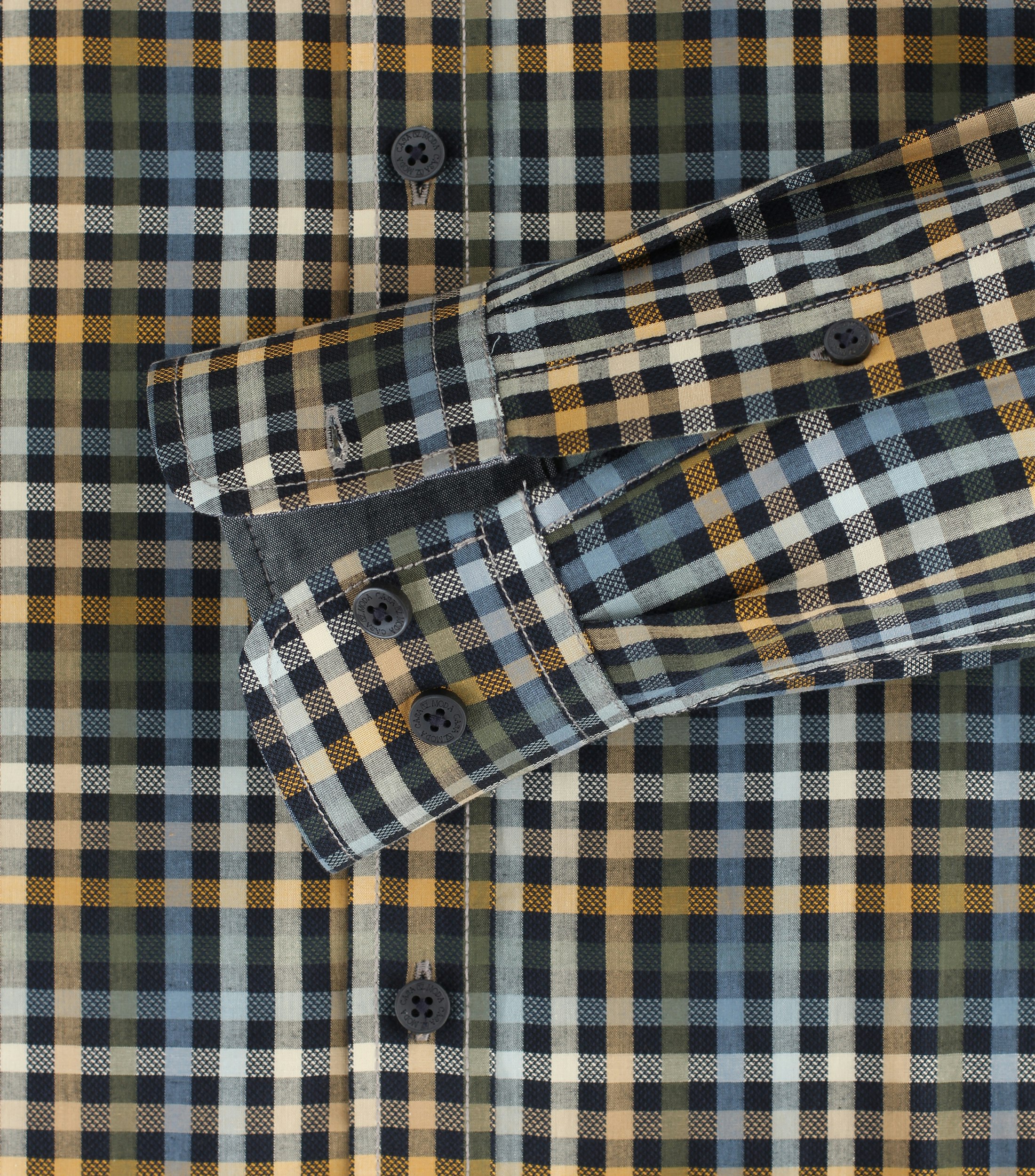 Ein Freizeithemd im kariert Muster in der Farbe Beige