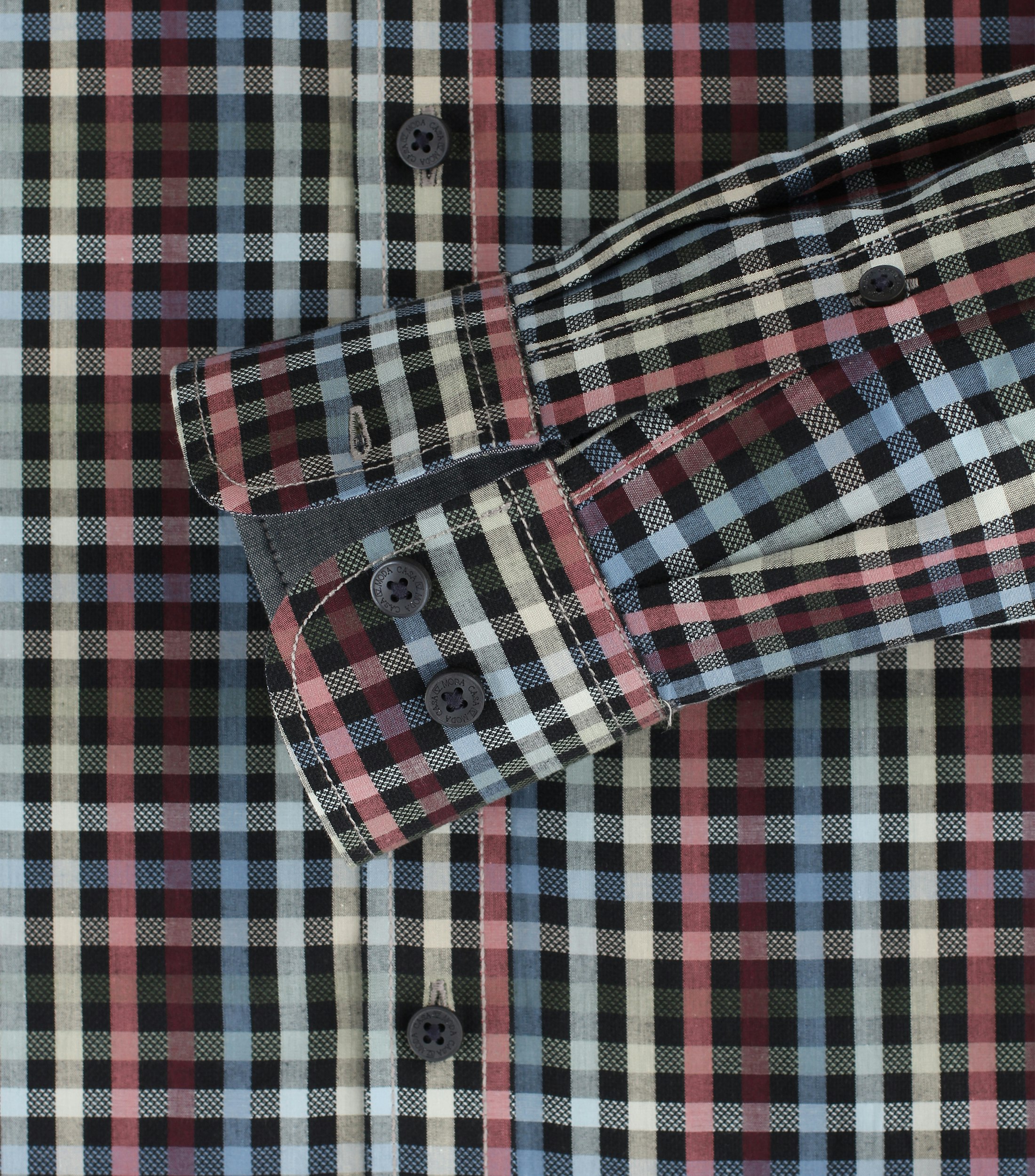 Ein Freizeithemd im kariert Muster in der Farbe Dunkelrot