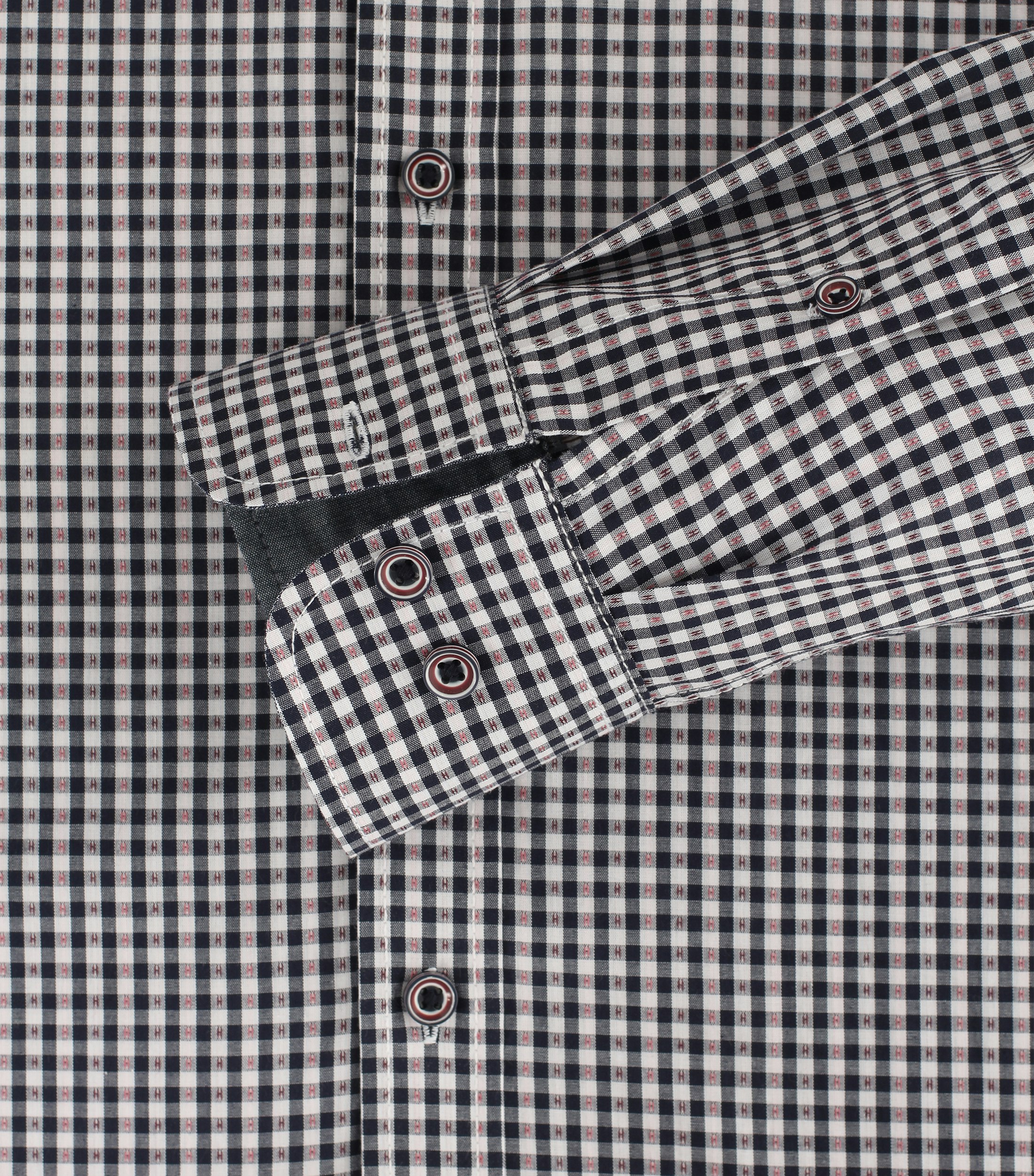 Ein Freizeithemd im kariert Muster in der Farbe Dunkelblau