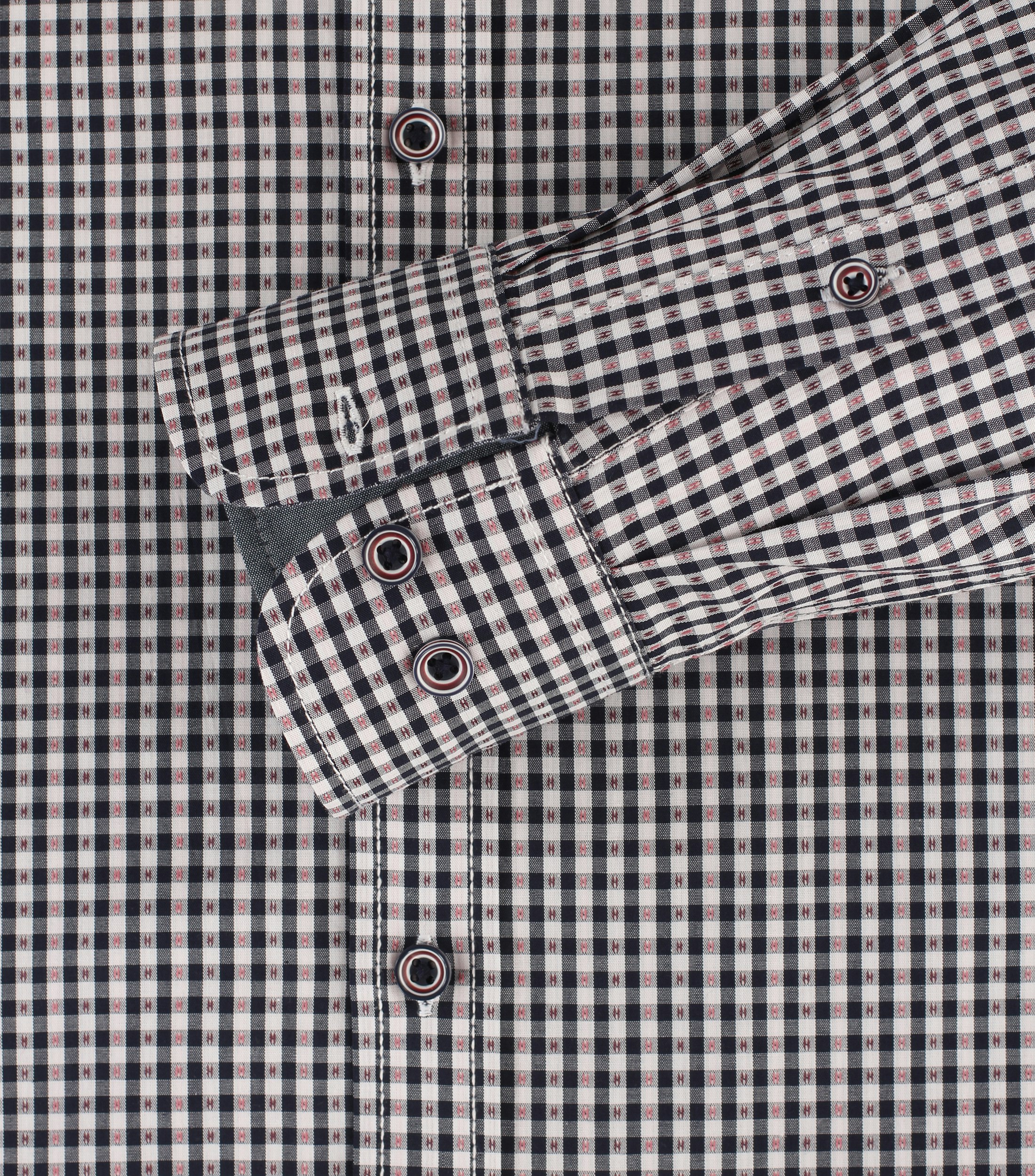 Ein Freizeithemd im kariert Muster in der Farbe Dunkelblau