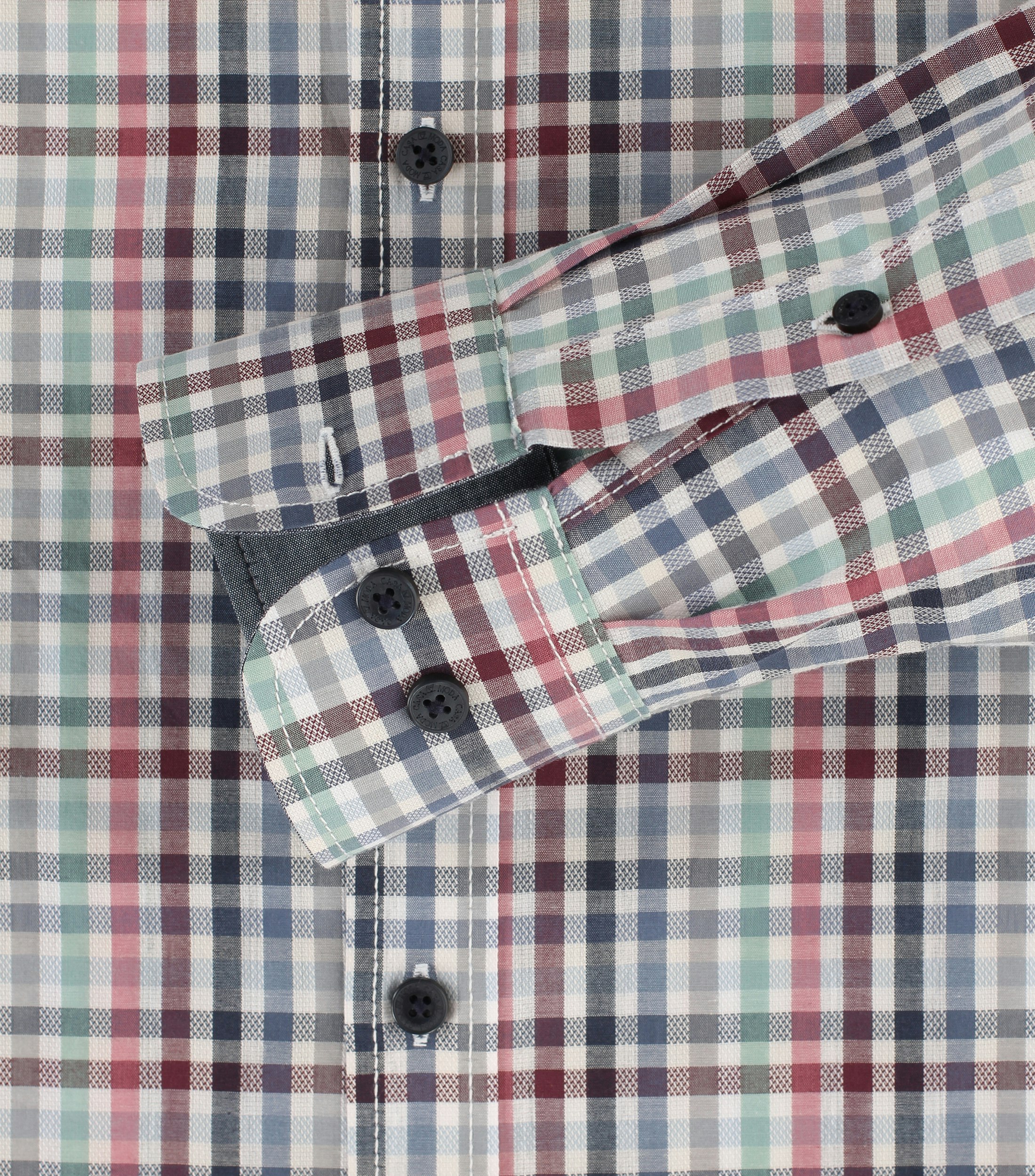 Ein Freizeithemd im kariert Muster in der Farbe Mittelrot