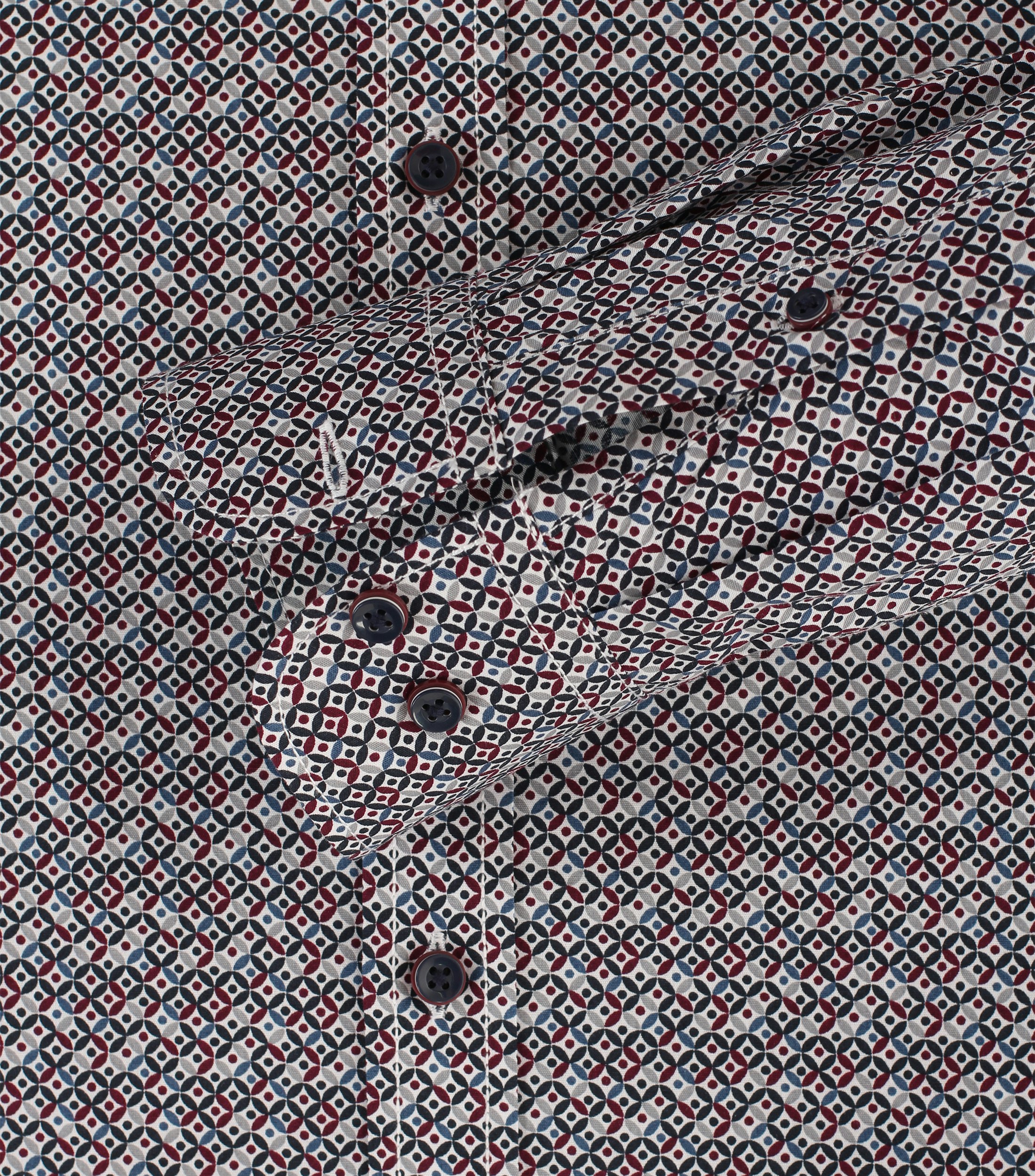Ein Freizeithemd im Print Muster in der Farbe Dunkelrot