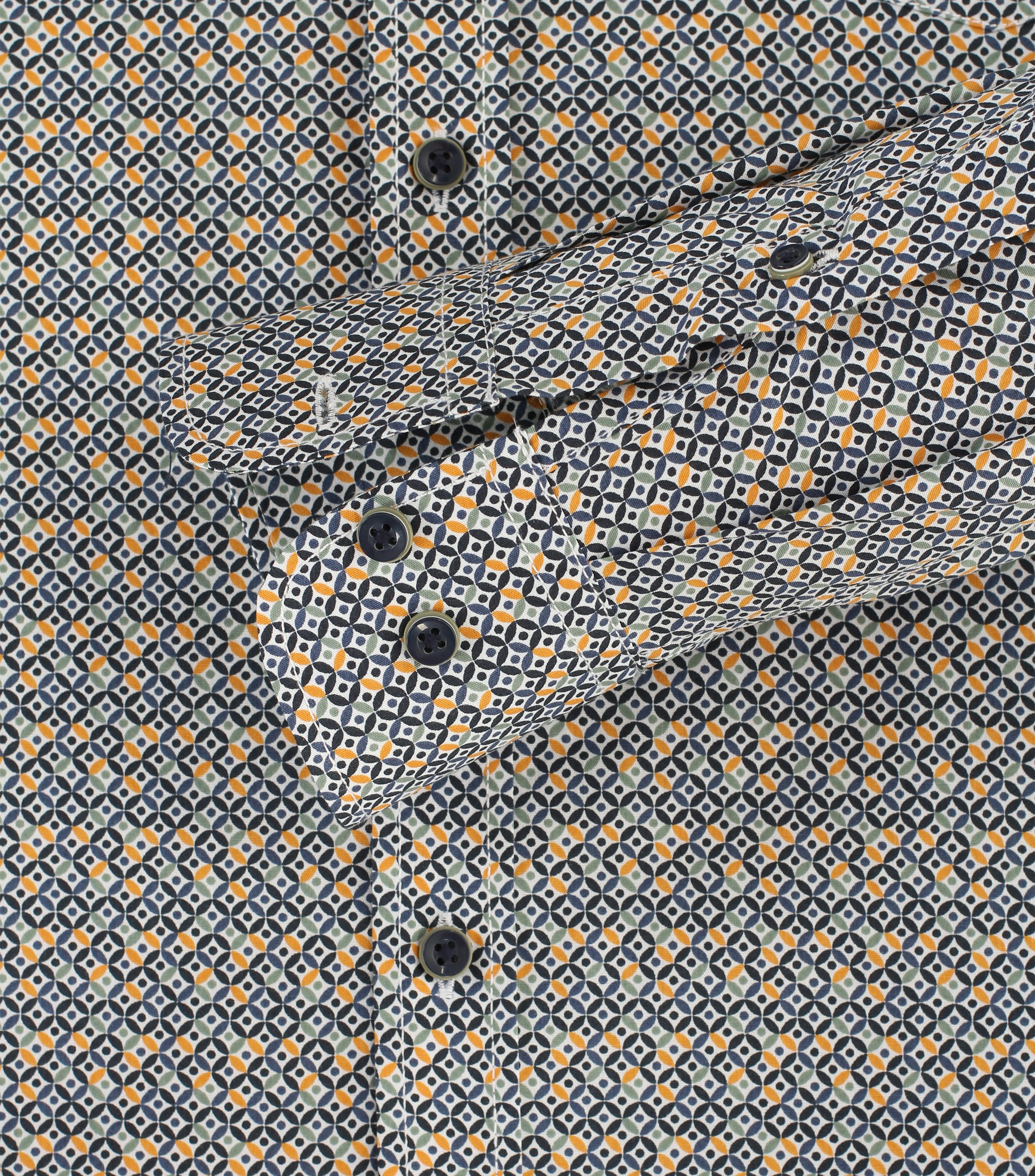 Ein Freizeithemd im Print Muster in der Farbe Gelb