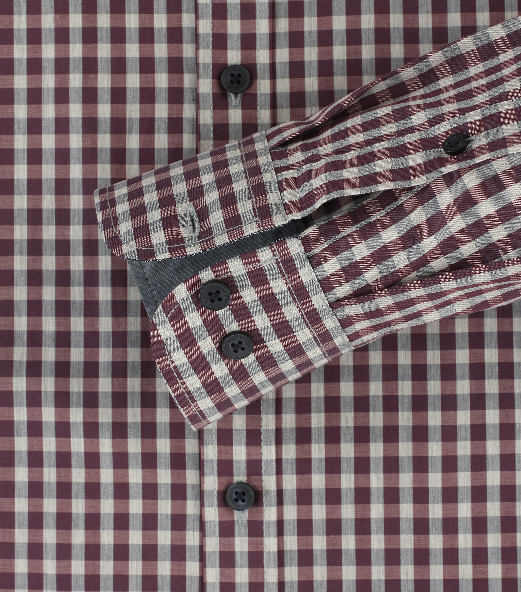 Ein Freizeithemd im kariert Muster in der Farbe Dunkelrot