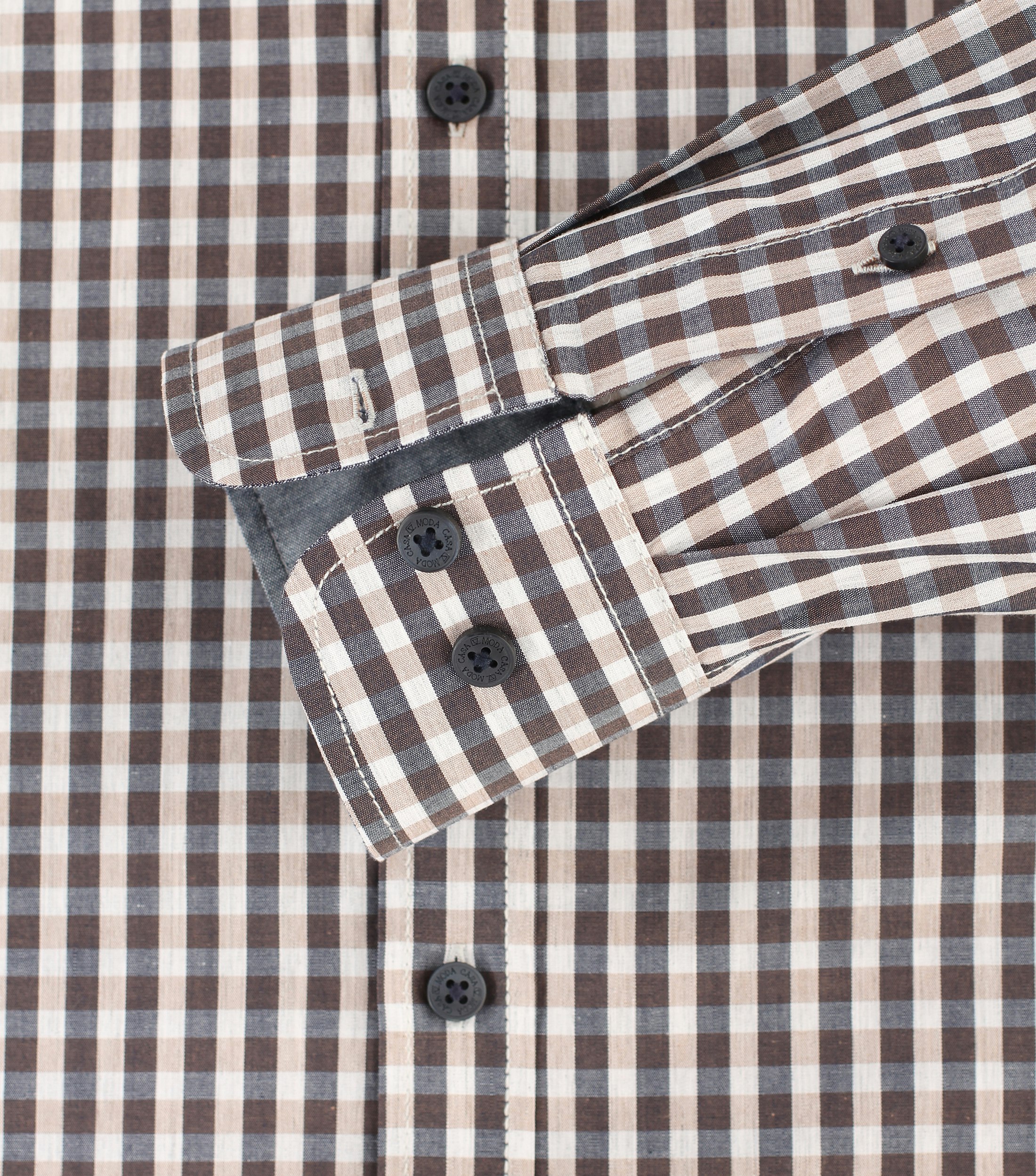 Ein Freizeithemd im kariert Muster in der Farbe Hellbraun