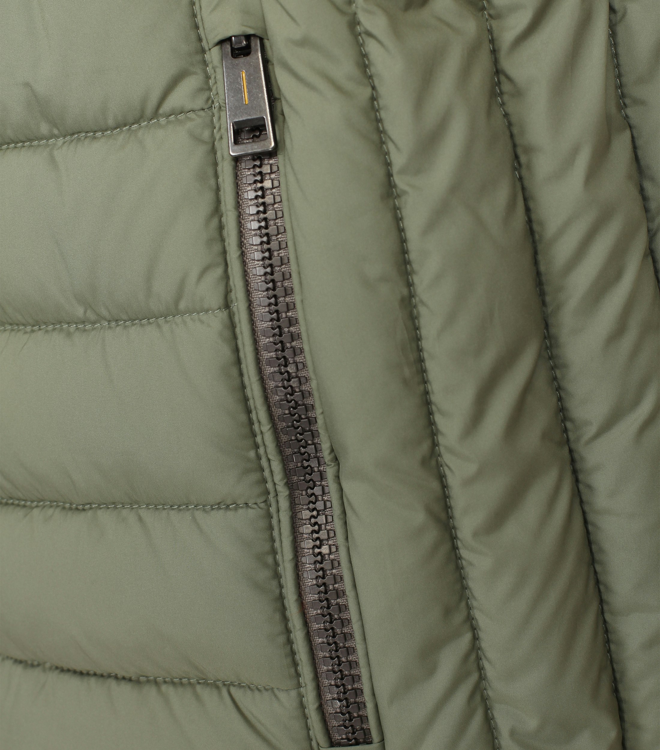 Ein Weste im uni Muster in der Farbe Olive