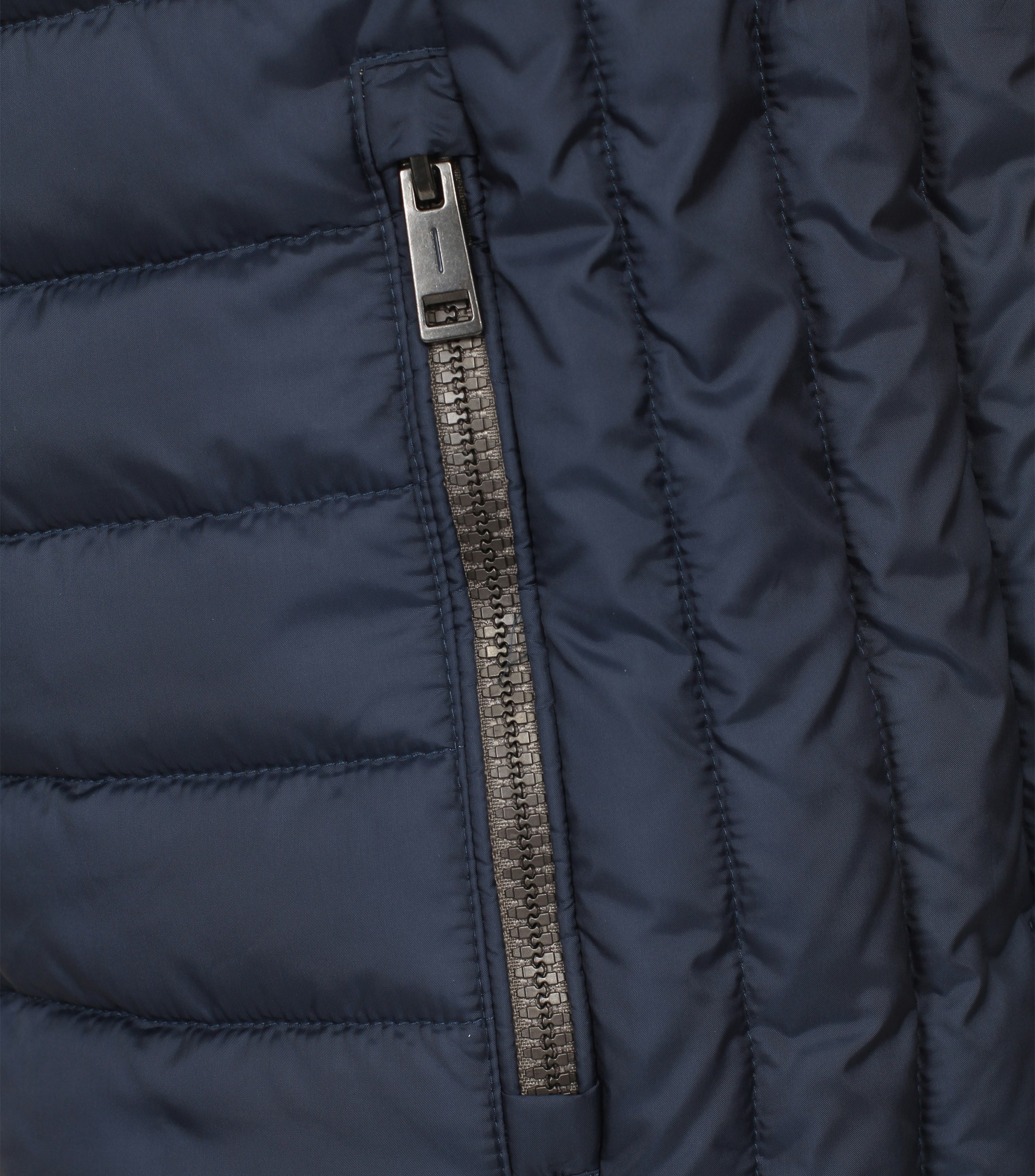 Ein Weste im uni Muster in der Farbe sattes Dunkelblau