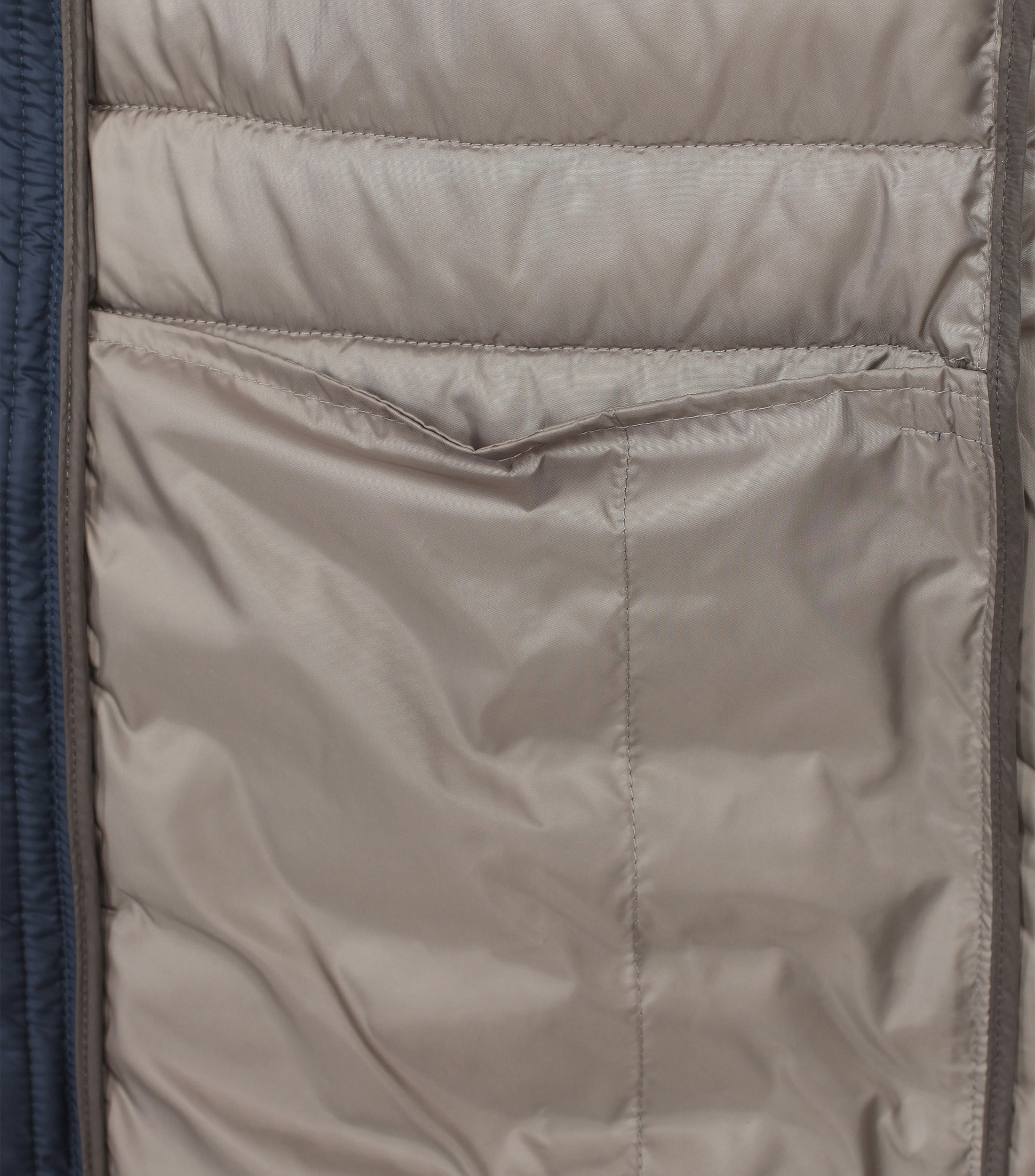 Ein Weste im uni Muster in der Farbe sattes Dunkelblau