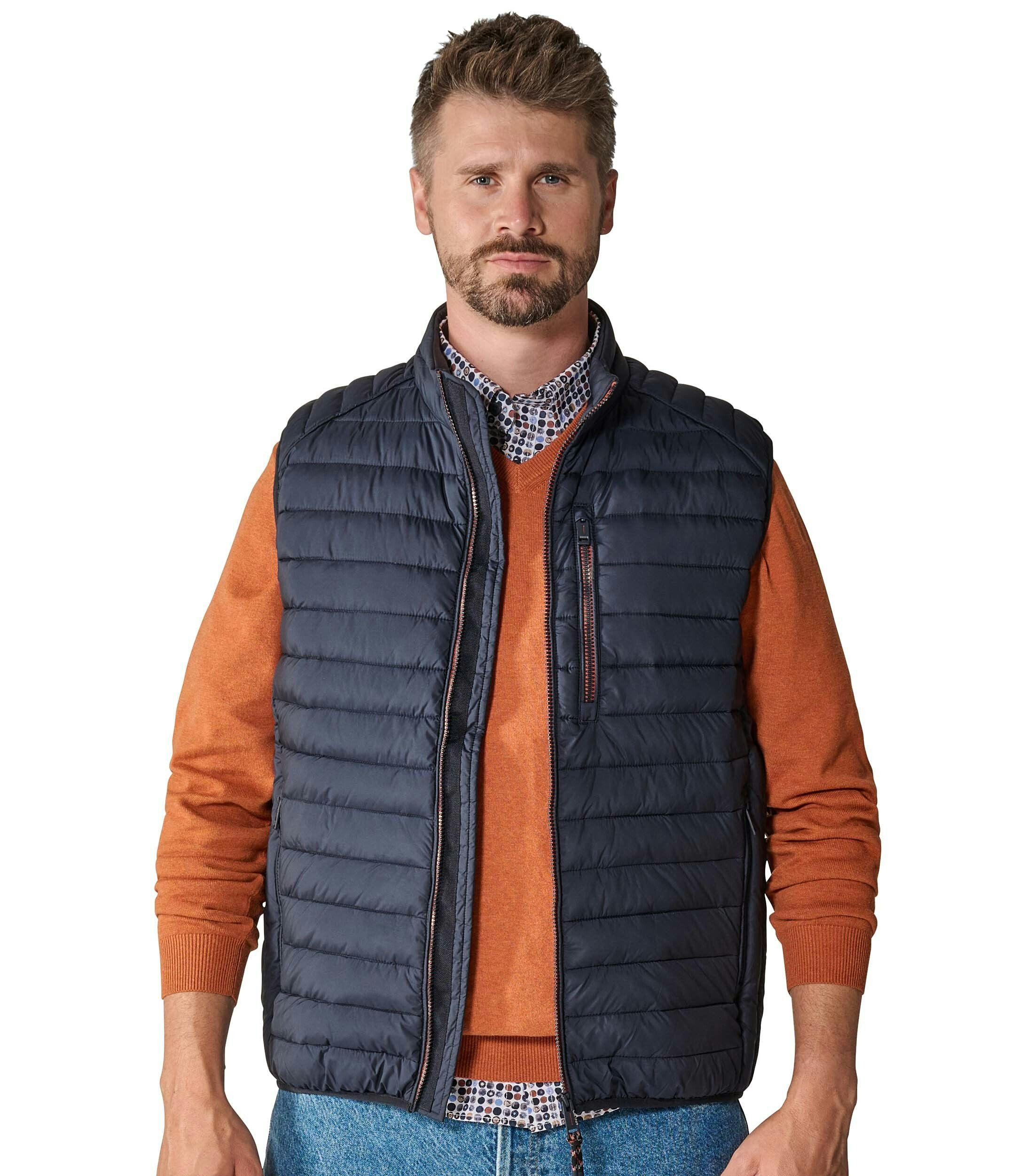 Ein Weste im uni Muster in der Farbe sattes Dunkelblau