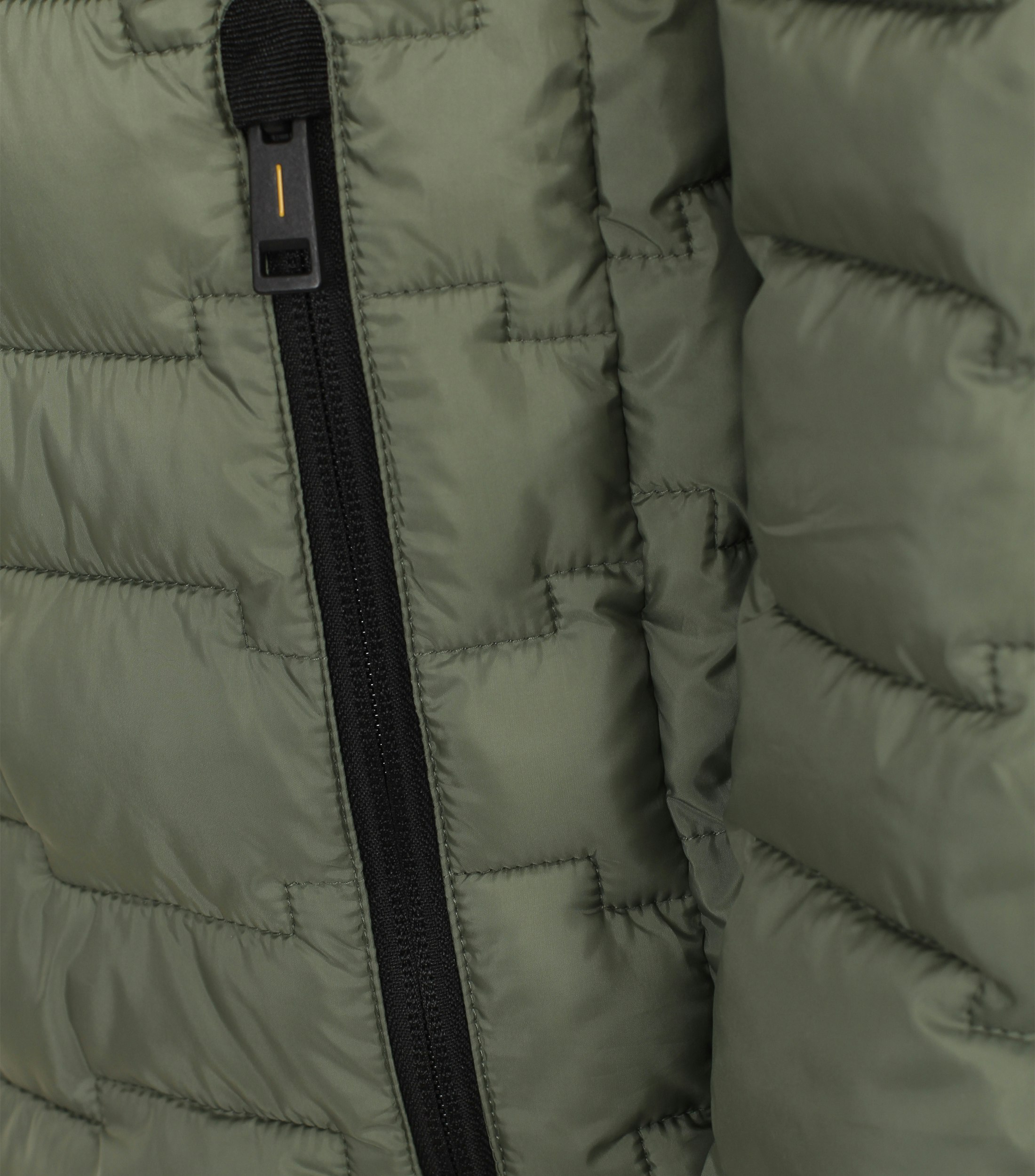 Ein Jacke im uni Muster in der Farbe Olive