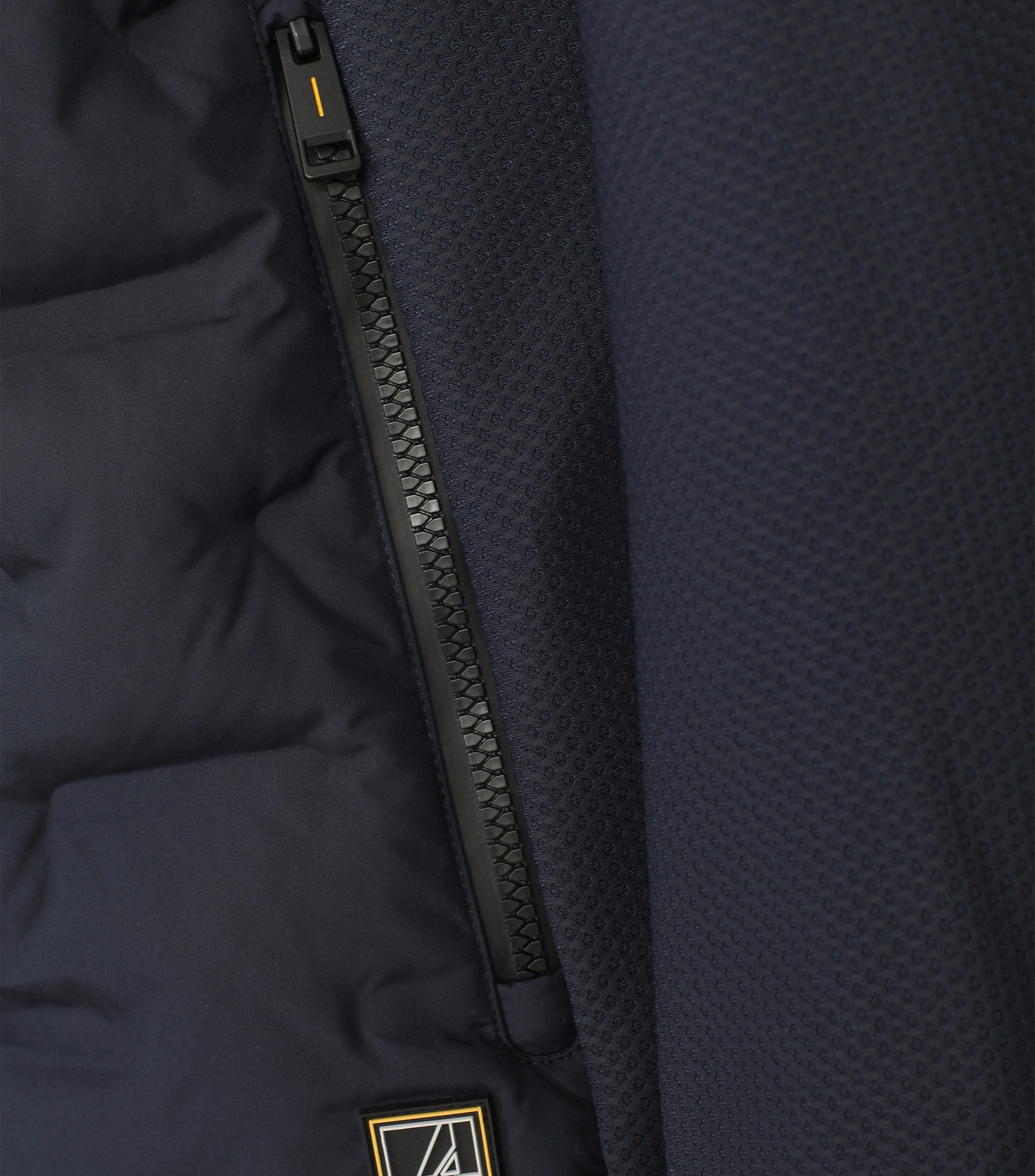 Ein Jacke im uni Muster in der Farbe Dunkelblau