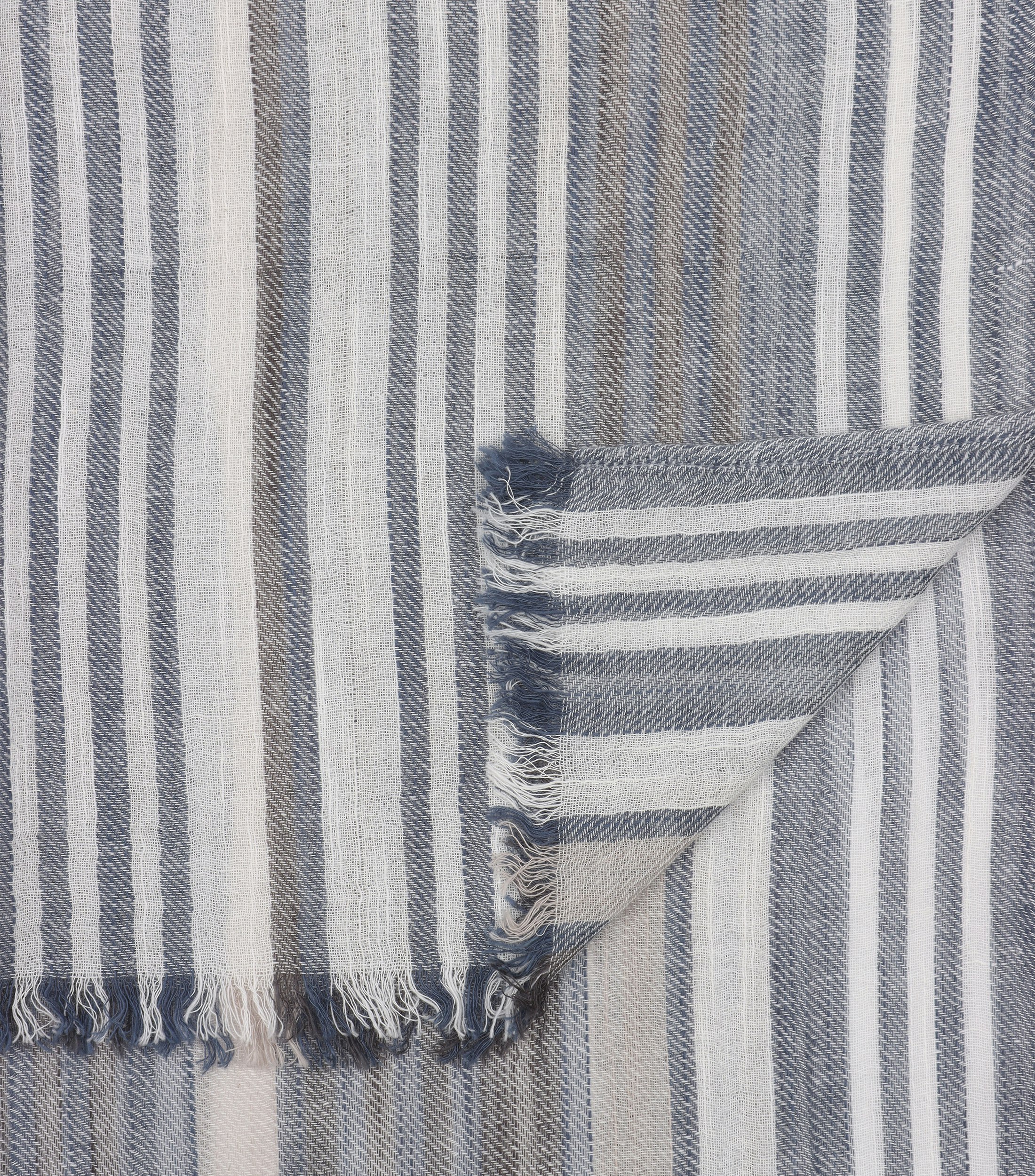 Ein Schal im uni Muster in der Farbe Hellblau