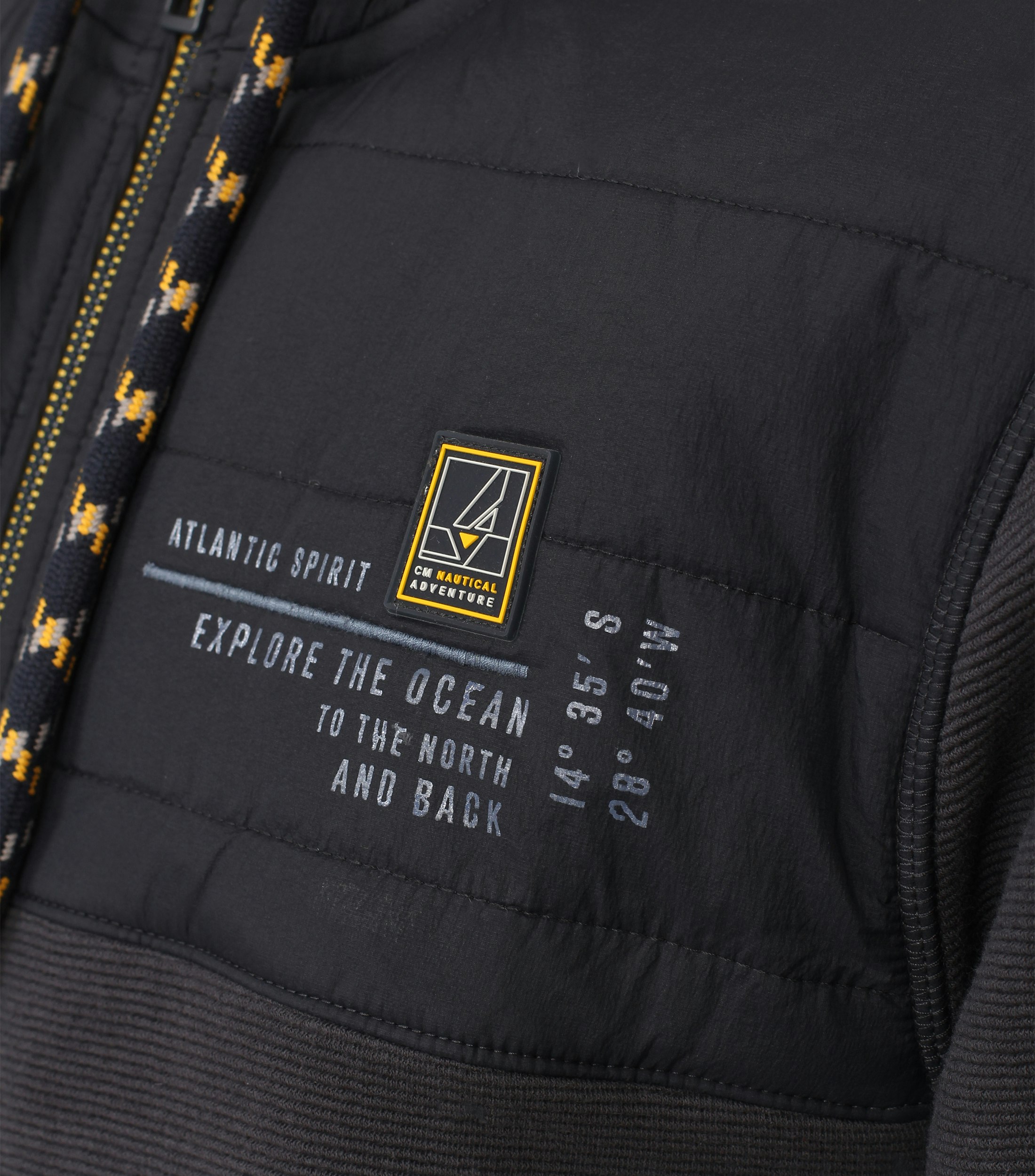 Ein Sweatjacke im uni Muster in der Farbe Dunkelblau