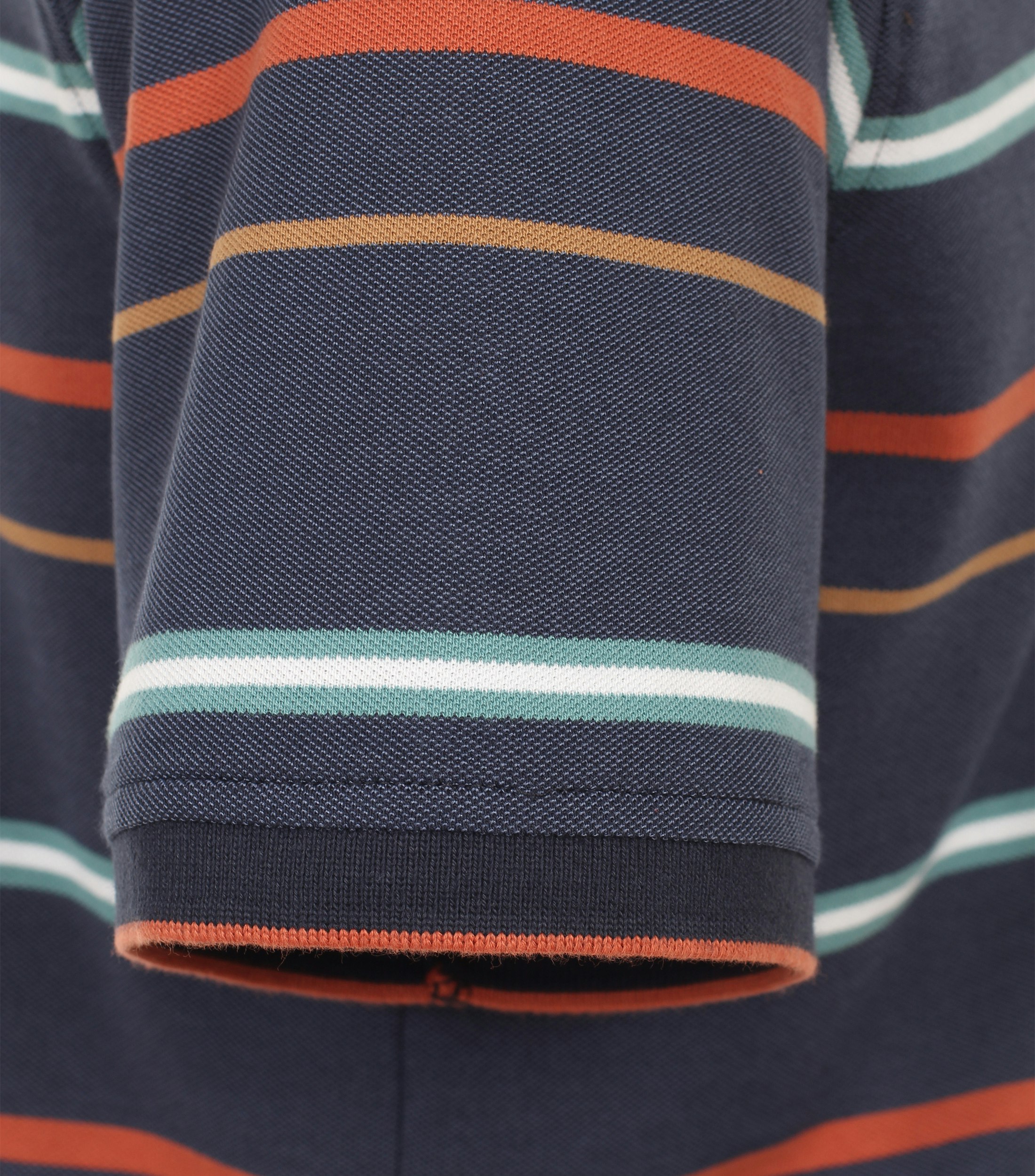 Ein Polo-Shirt im gestreift Muster in der Farbe graues Dunkelblau