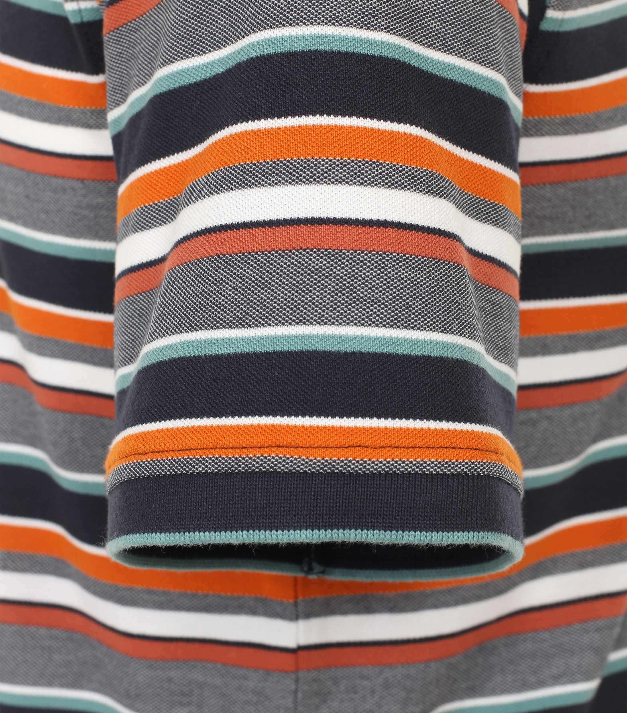 Ein Polo-Shirt im gestreift Muster in der Farbe Orange