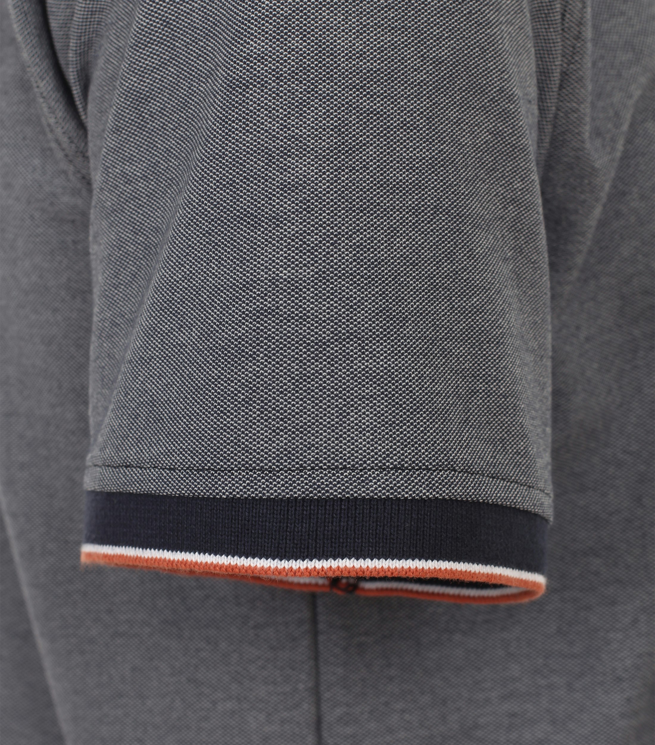 Ein Polo-Shirt im uni Muster in der Farbe graues Mittelblau