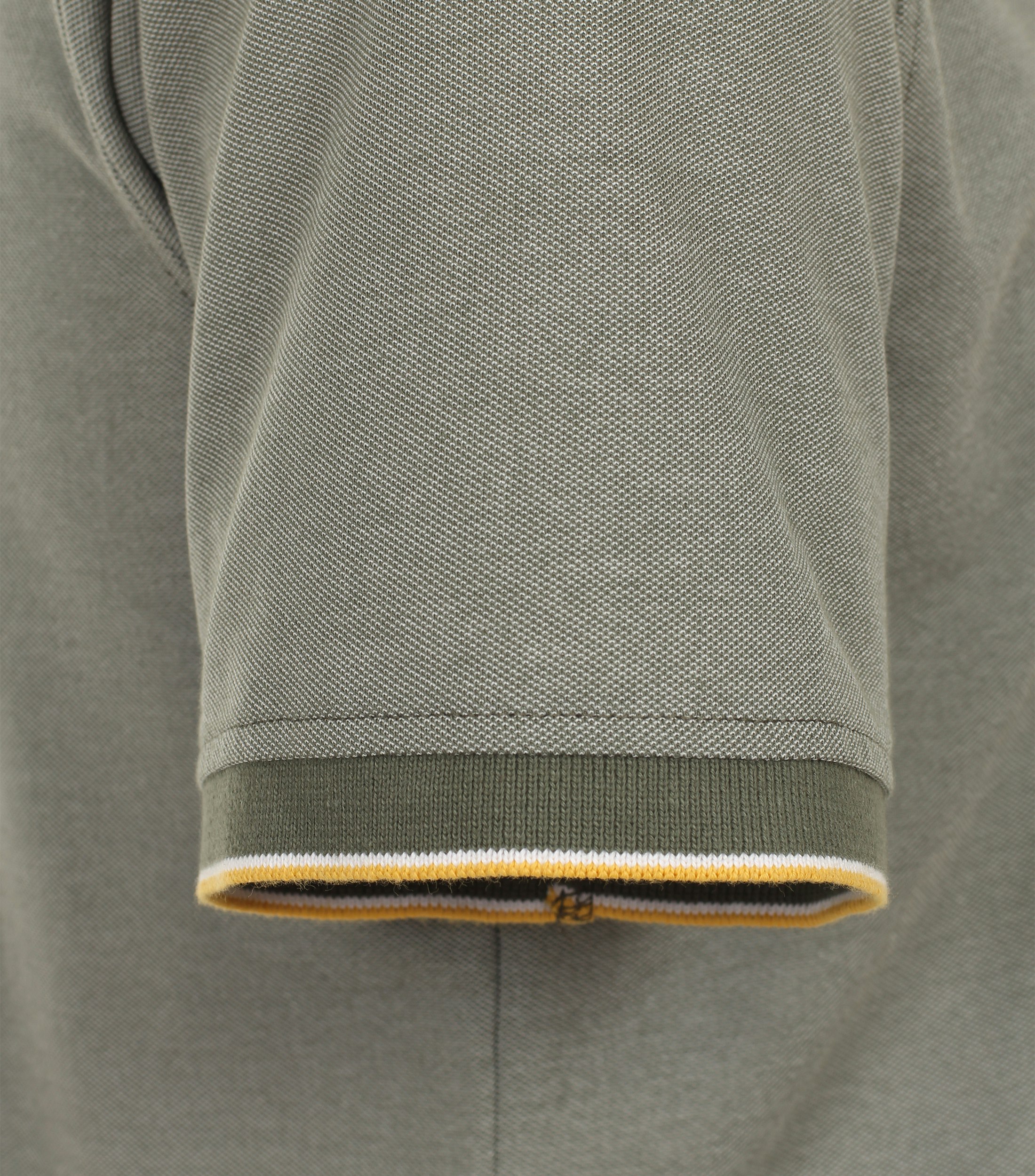 Ein Polo-Shirt im uni Muster in der Farbe Grün
