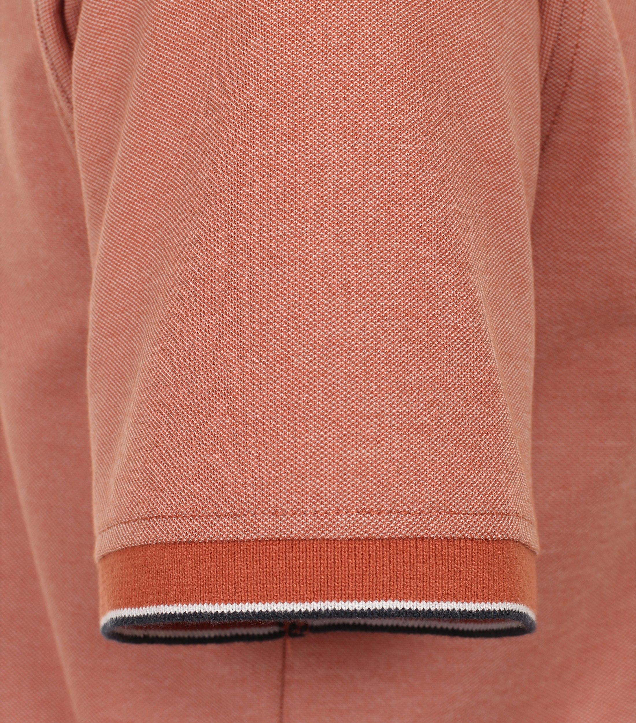 Ein Polo-Shirt im uni Muster in der Farbe Orange