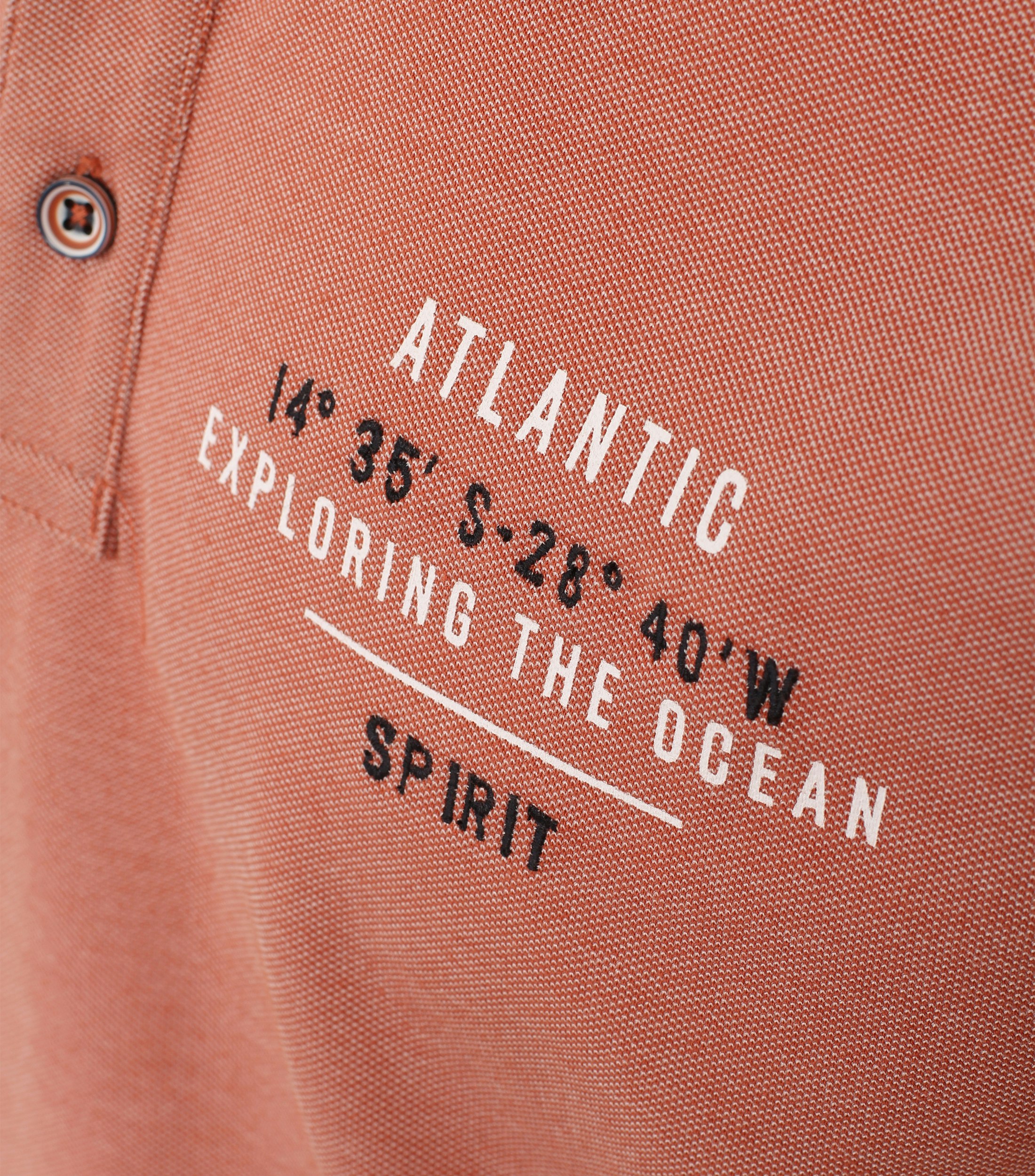 Ein Polo-Shirt im uni Muster in der Farbe Orange