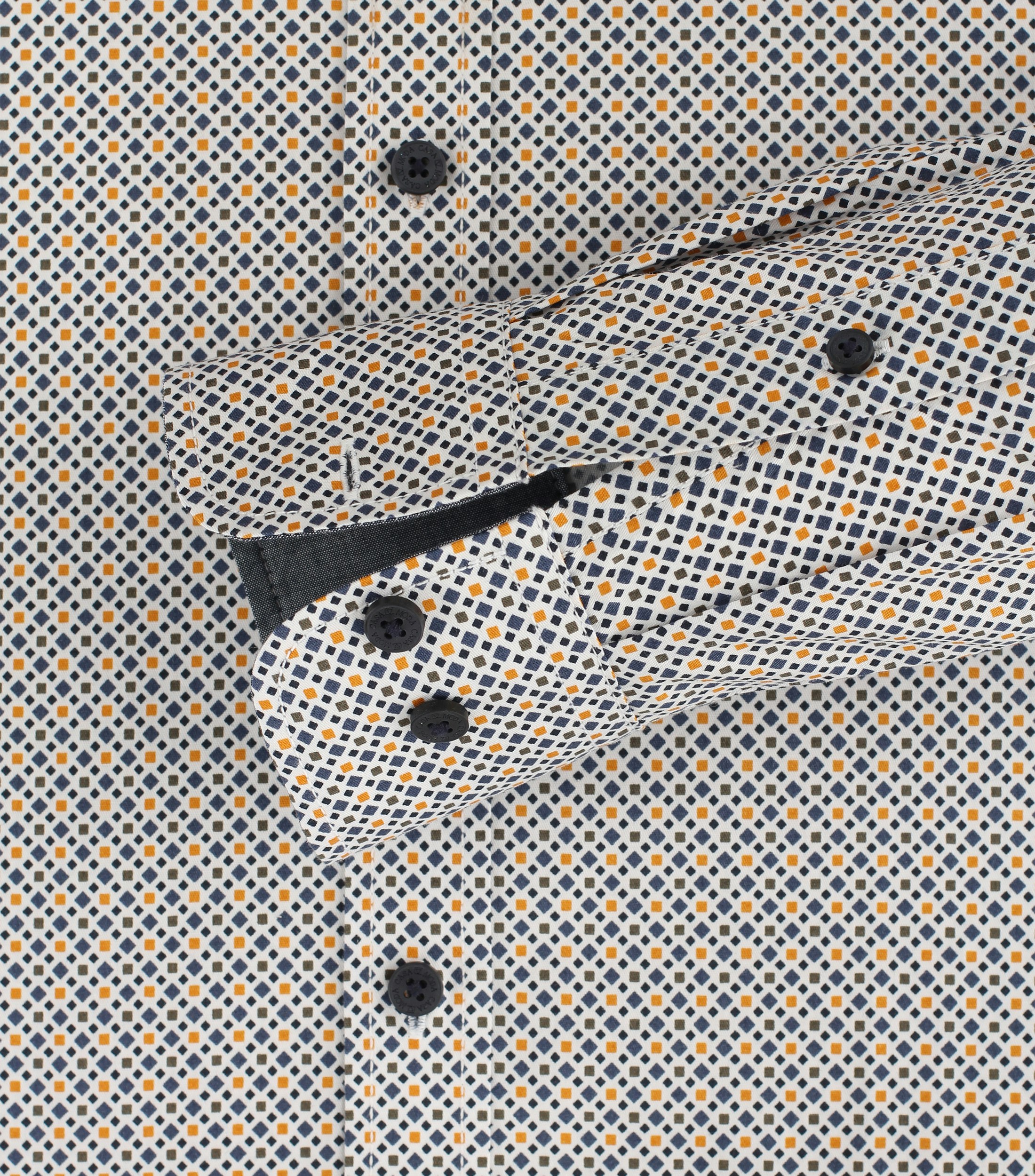 Ein Freizeithemd im Print Muster in der Farbe Gelb