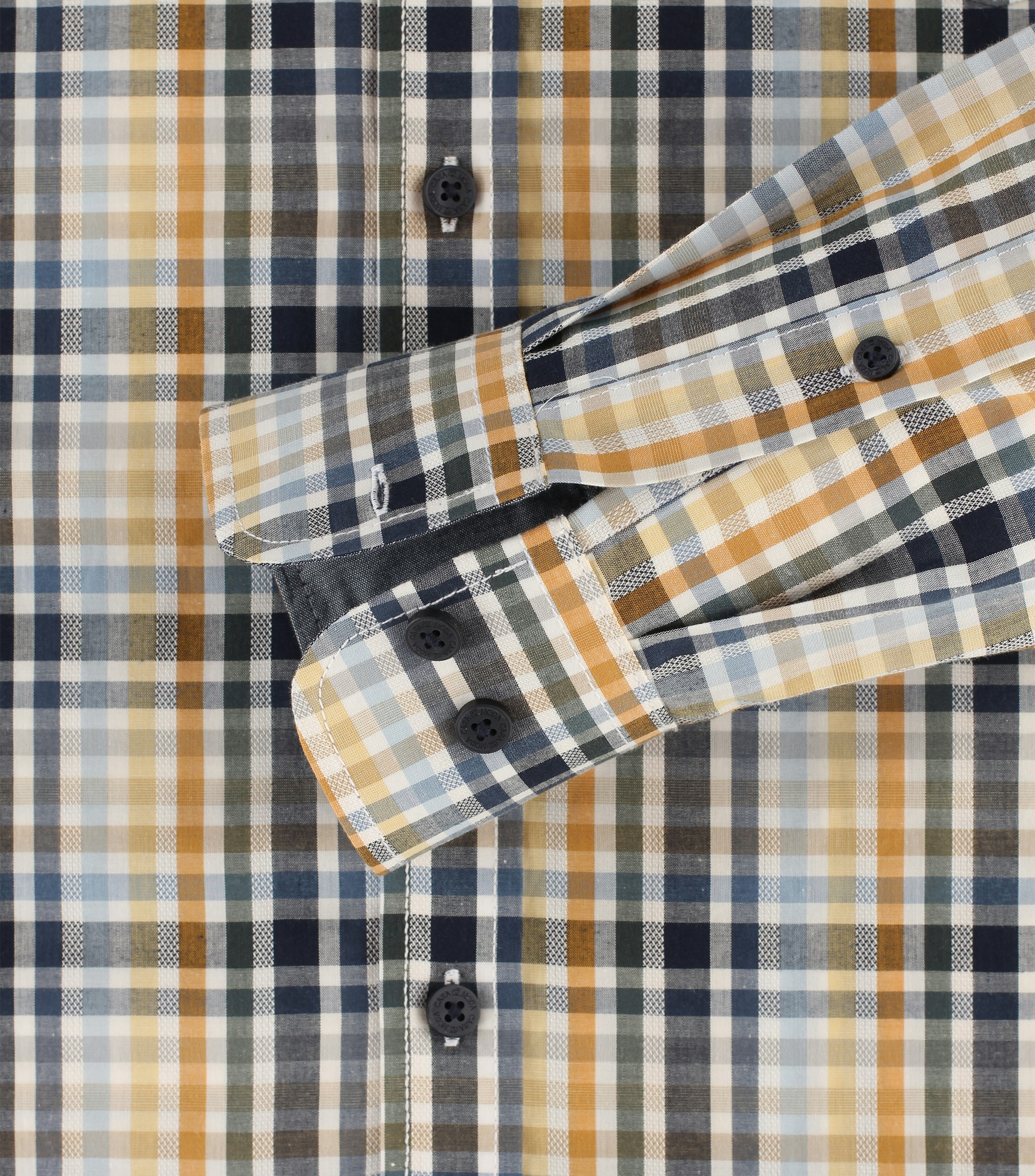 Ein Freizeithemd im kariert Muster in der Farbe Gelb