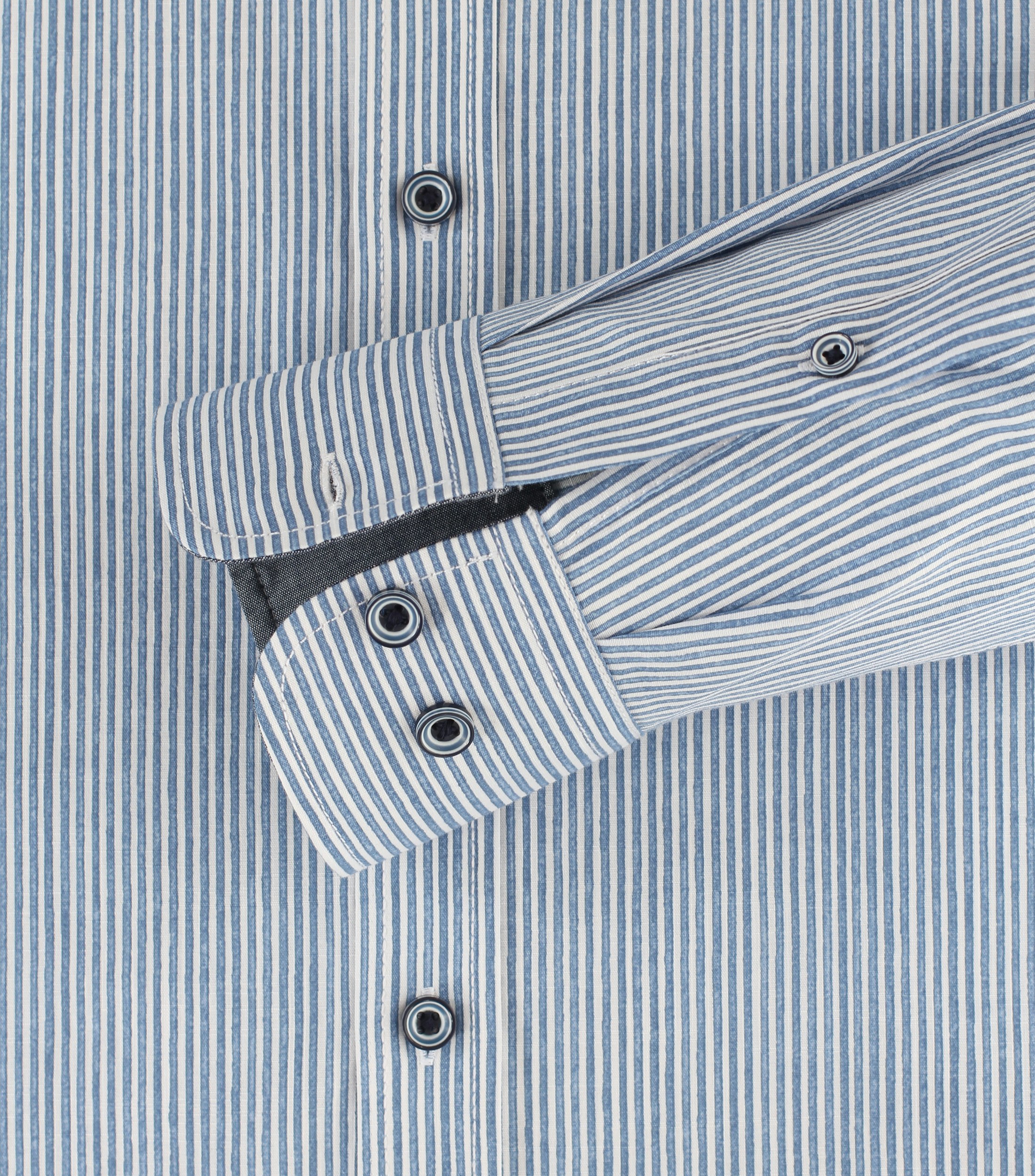 Ein Freizeithemd im gestreift Muster in der Farbe Mittelblau