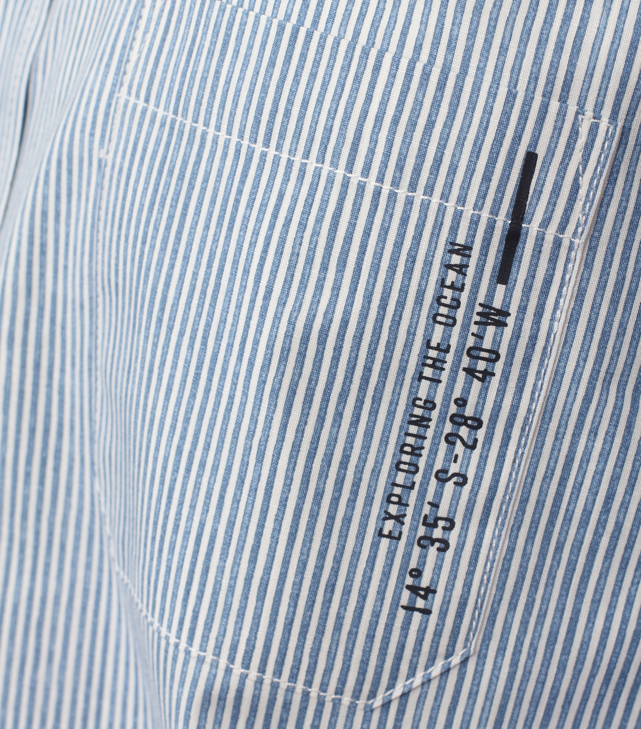 Ein Freizeithemd im gestreift Muster in der Farbe Mittelblau