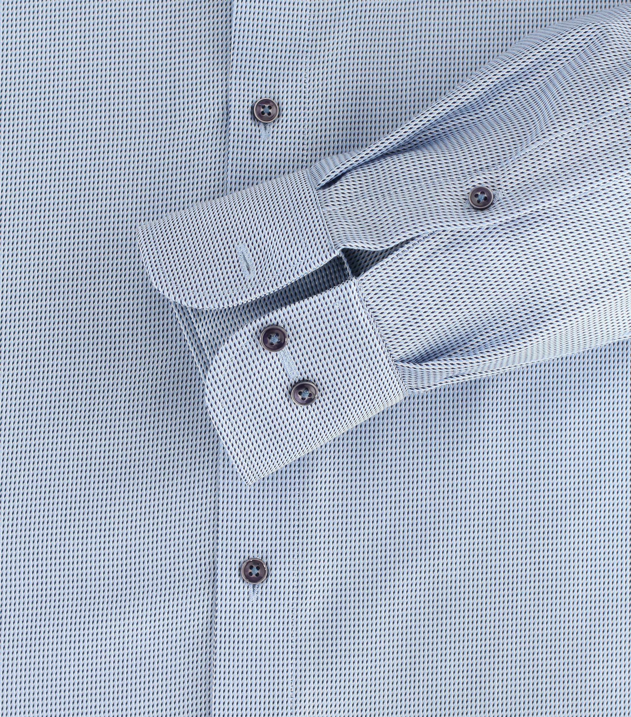 Ein Businesshemd im uni Muster in der Farbe Mittelblau