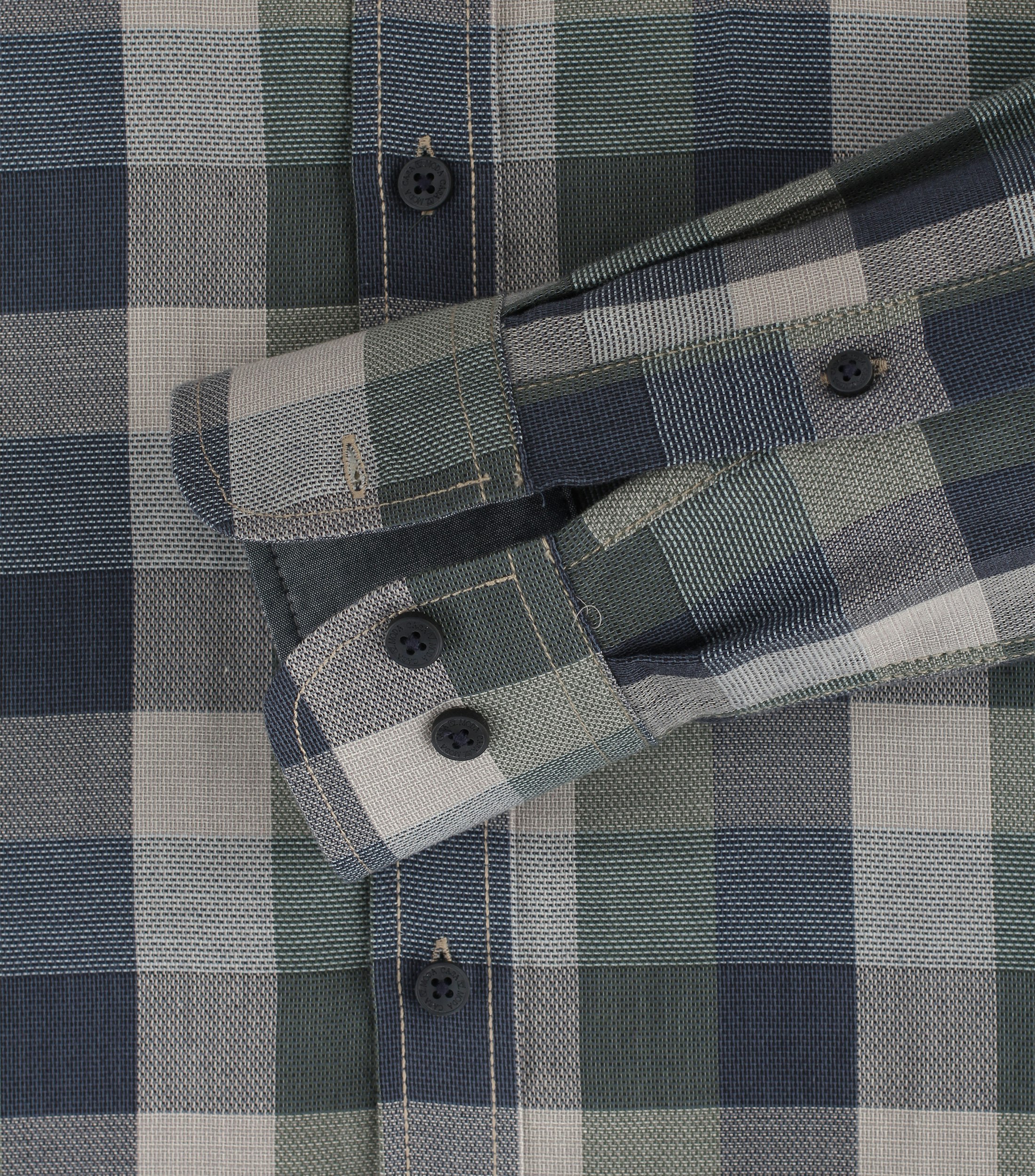 Ein Freizeithemd im kariert Muster in der Farbe Grün