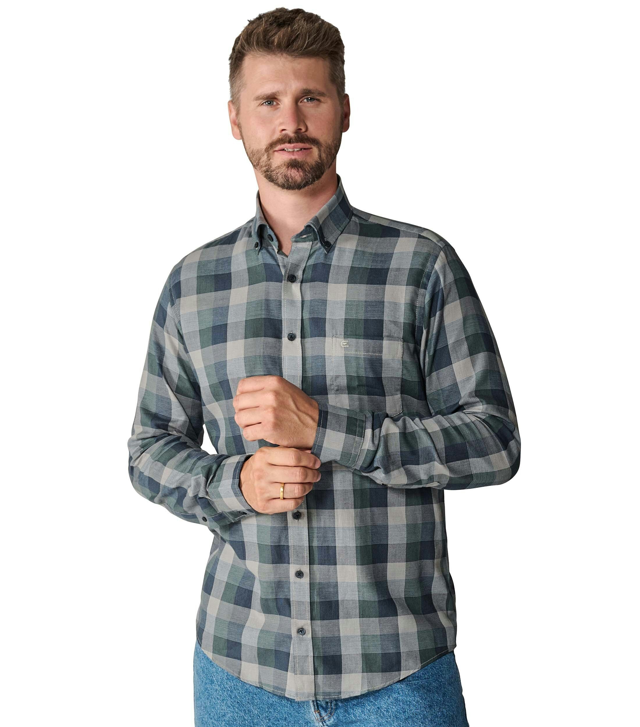 Ein Freizeithemd im kariert Muster in der Farbe Grün