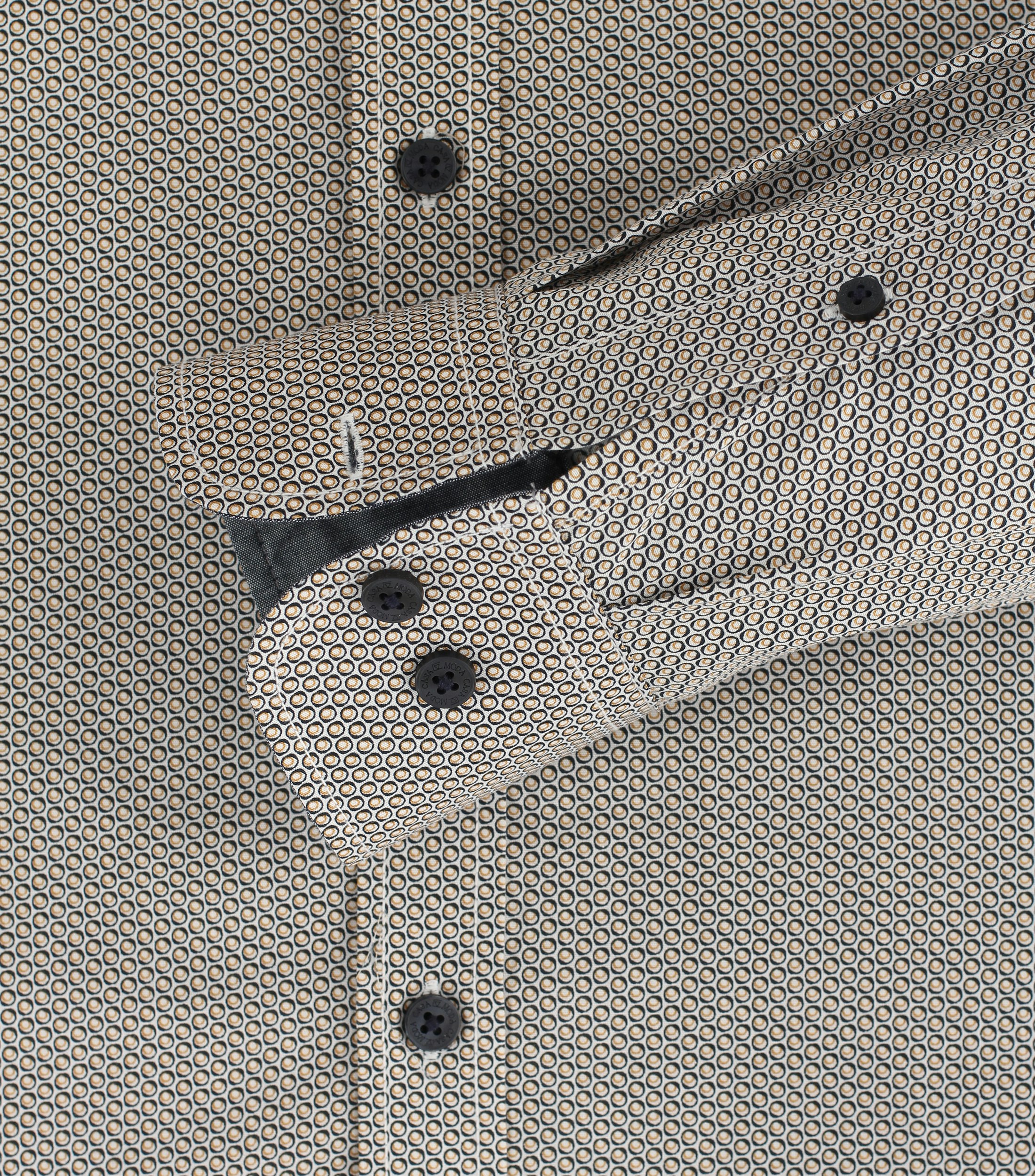 Ein Freizeithemd im uni Muster in der Farbe Gelb