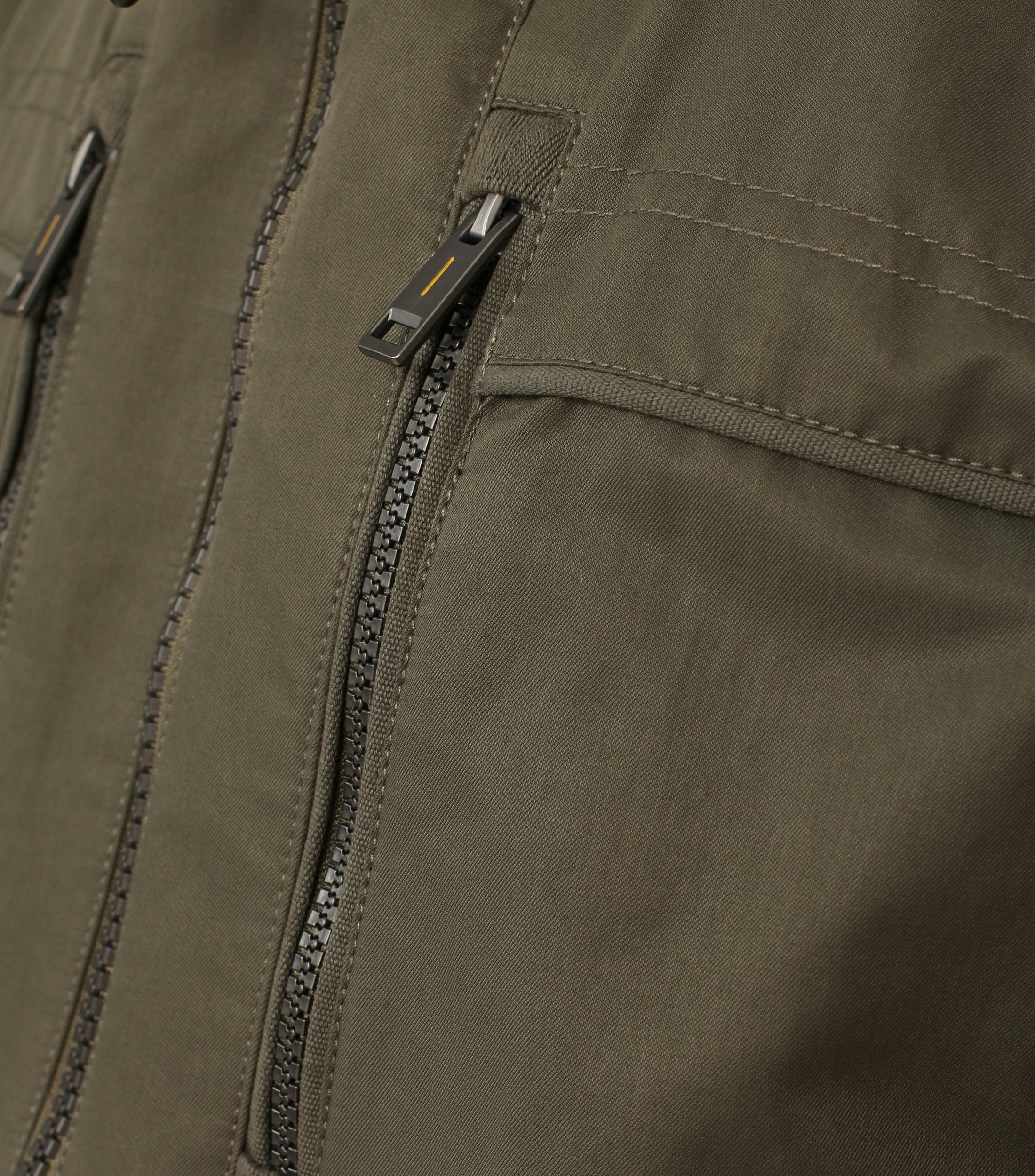 Ein Jacke im uni Muster in der Farbe Grün