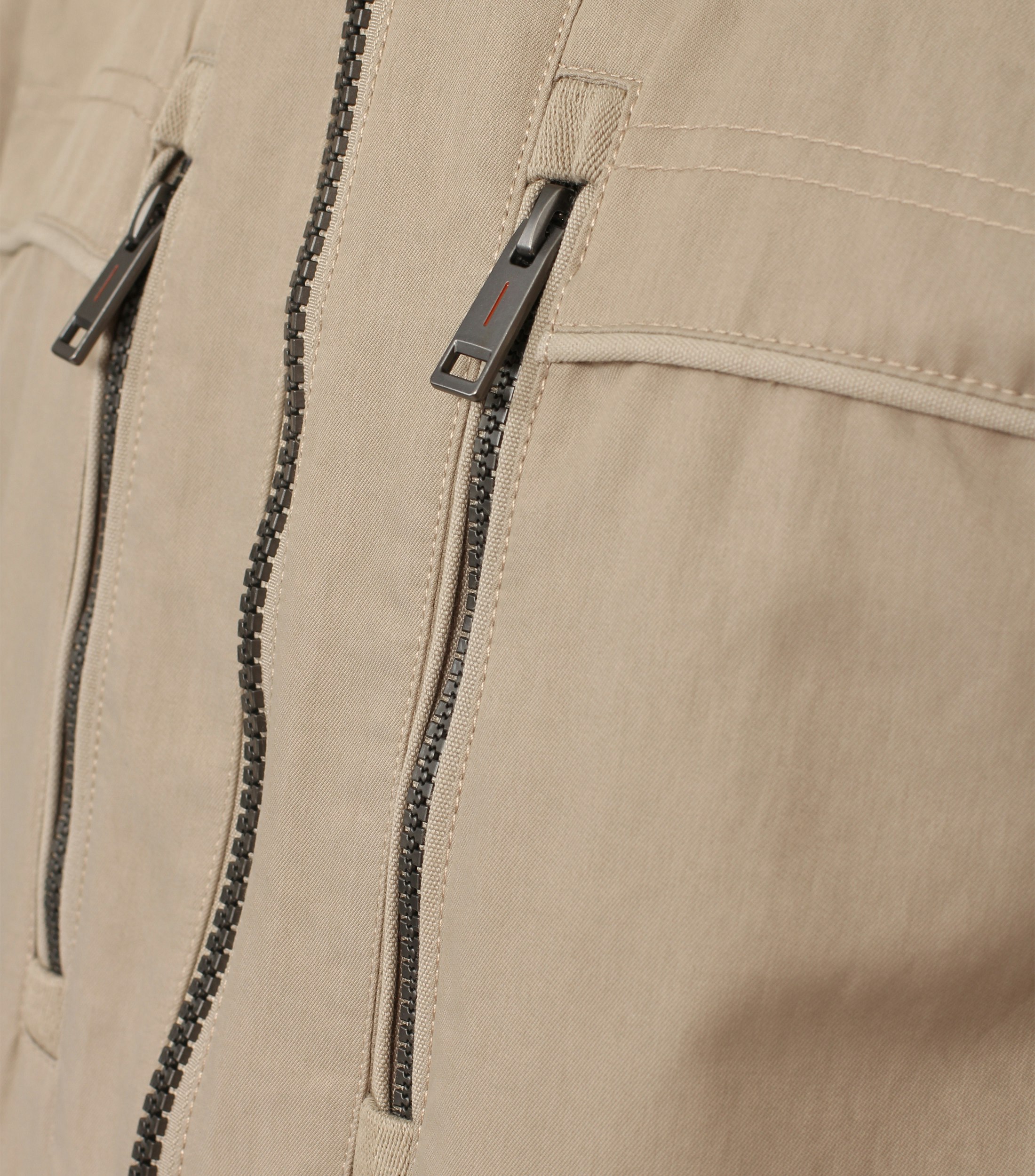 Ein Jacke im uni Muster in der Farbe Beige