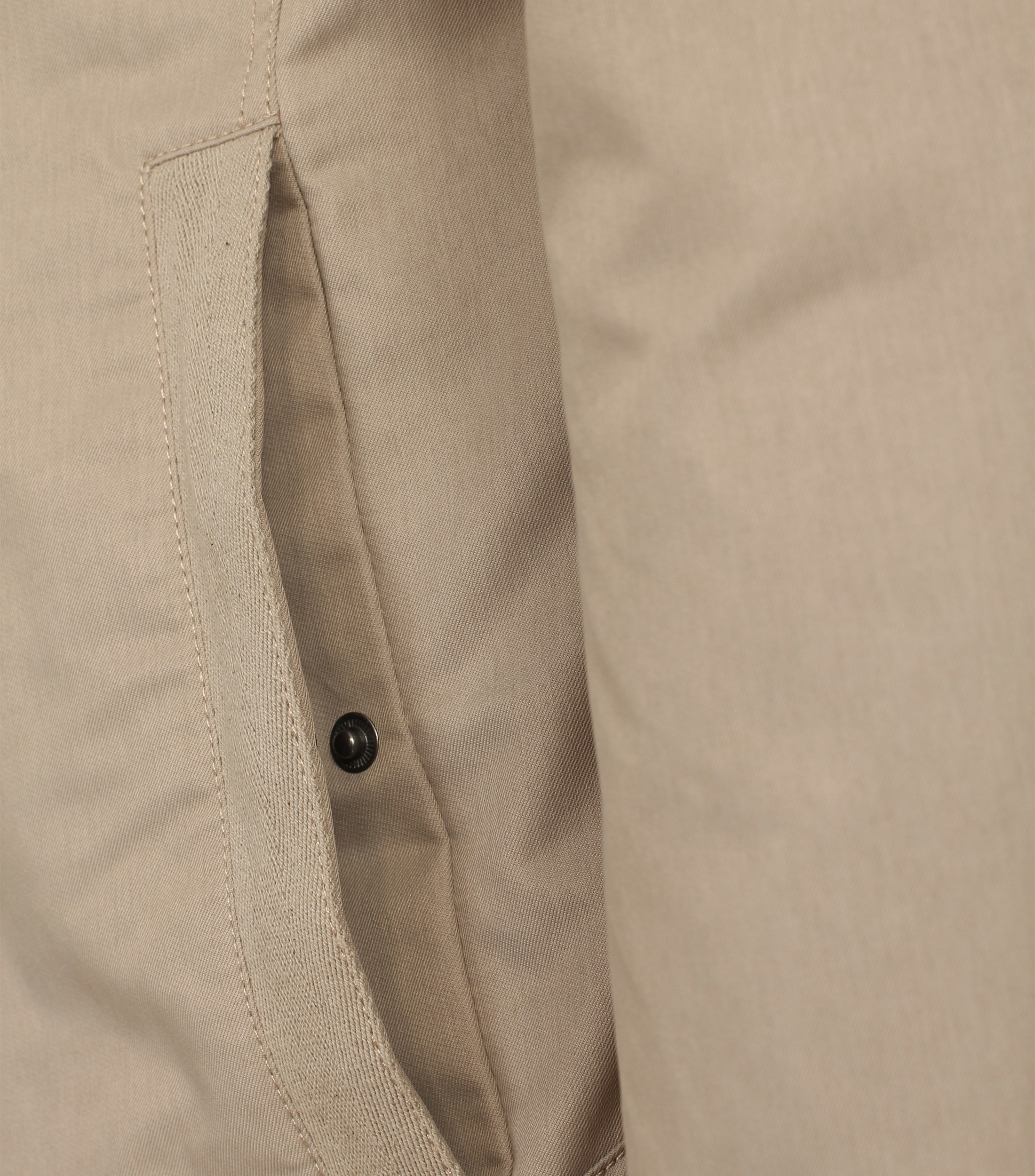 Ein Jacke im uni Muster in der Farbe Beige