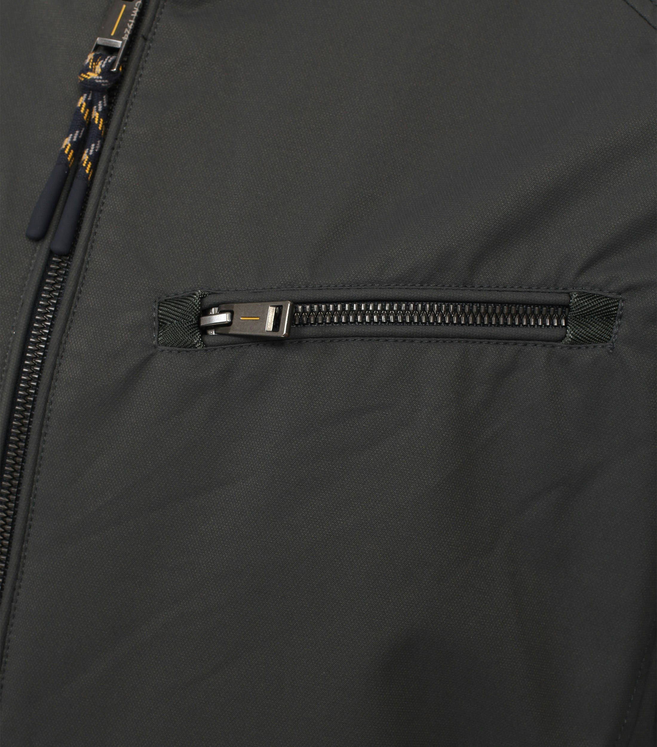 Ein Jacke im uni Muster in der Farbe Grün