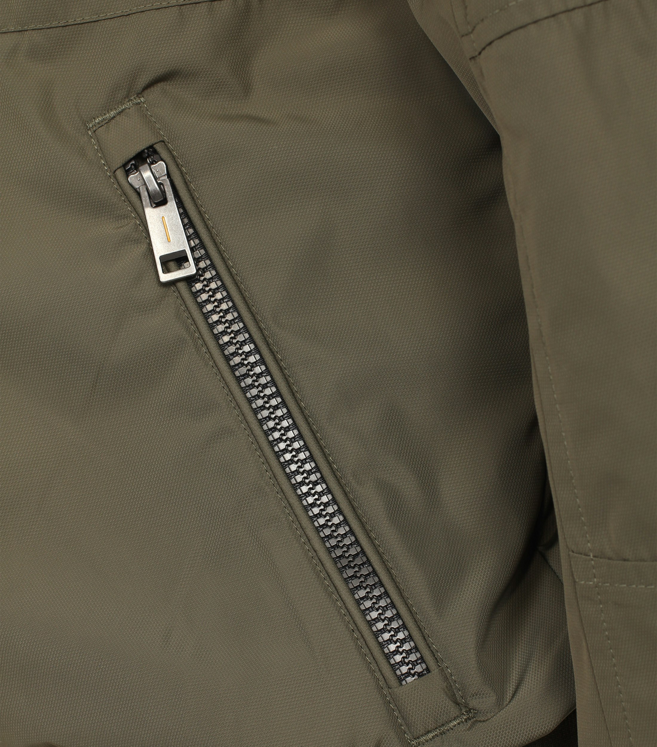 Ein Jacke im uni Muster in der Farbe Grün