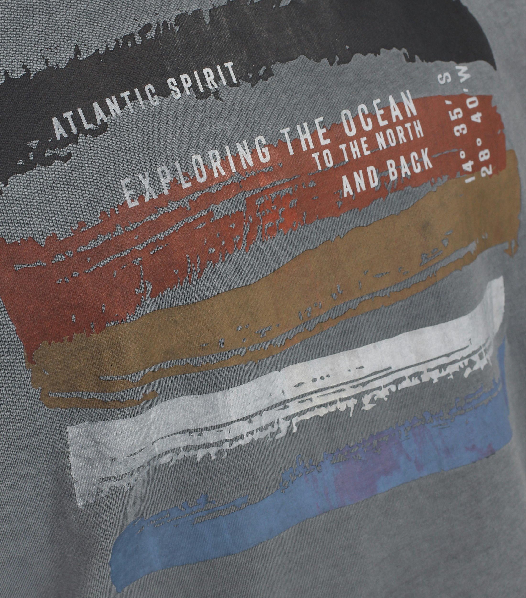 Ein T-Shirt im Print Muster in der Farbe graues Mittelblau