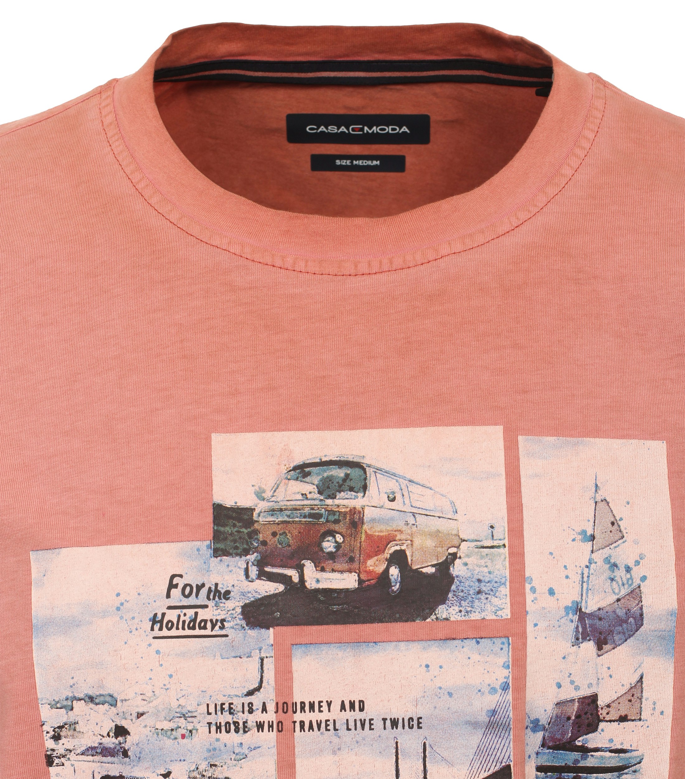 Ein T-Shirt im Print Muster in der Farbe Hellrot